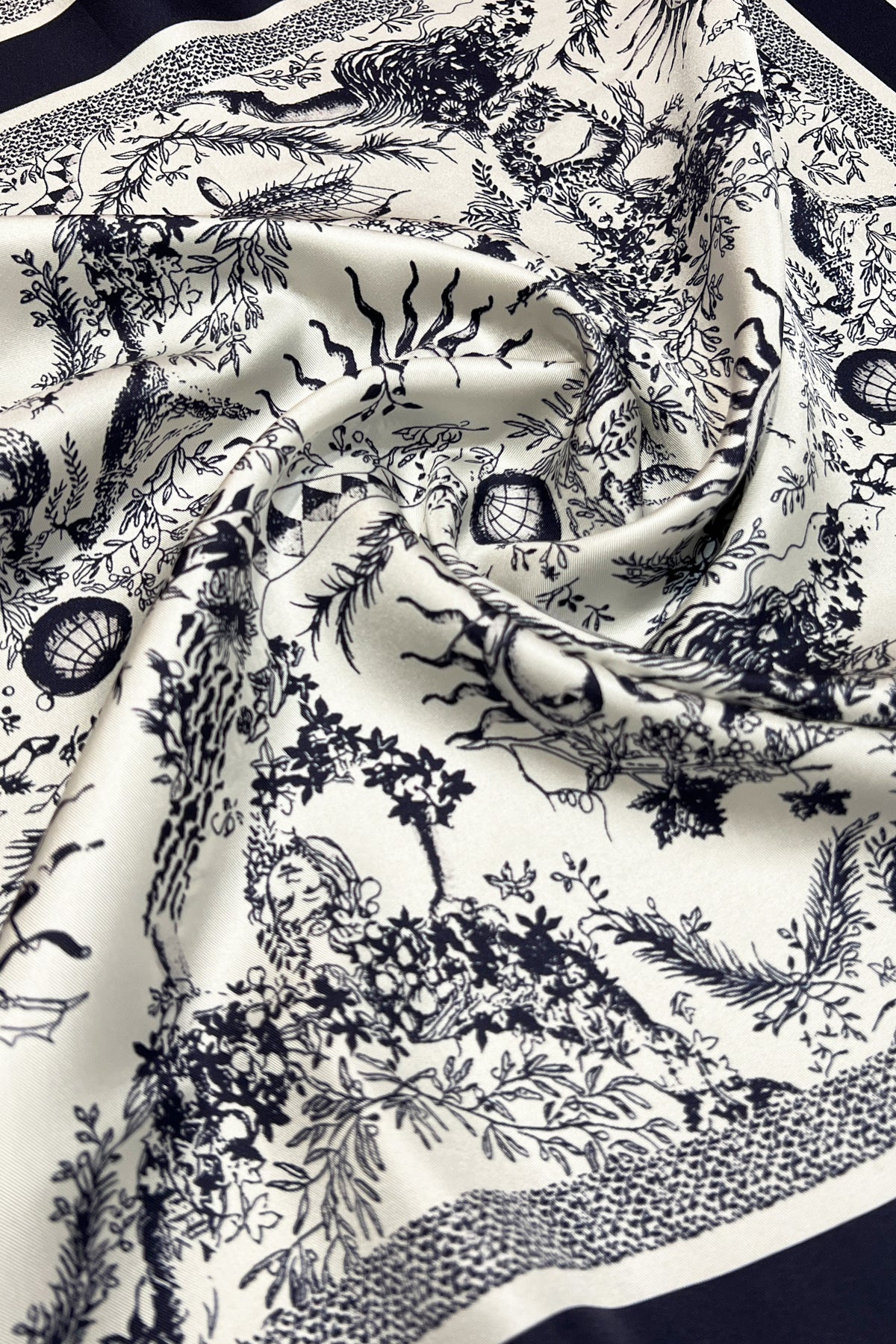 Lacivert Lara Saf İpek Roma Çift Taraflı Eşarp 90x90 cm