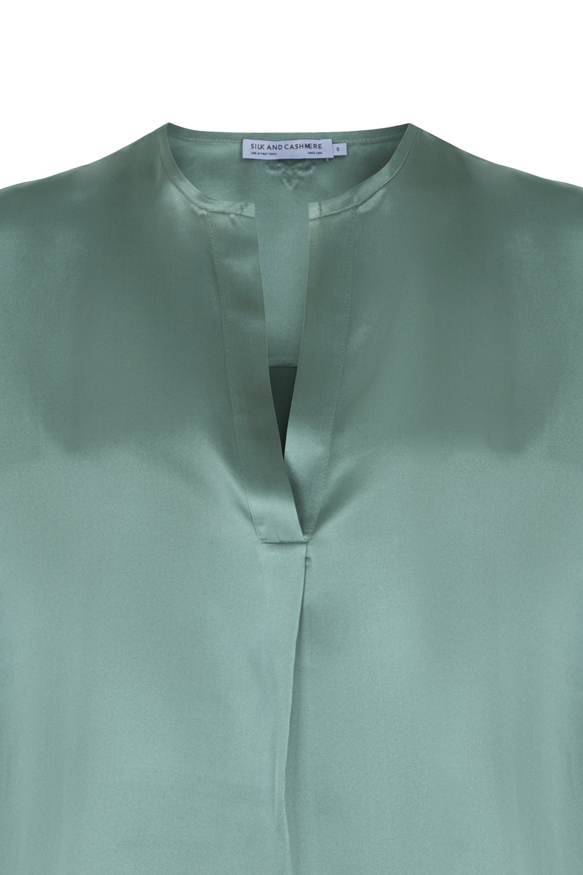 Adaçayı Yeşili Monica Saf İpek V Yaka Kısa Kollu Bluz