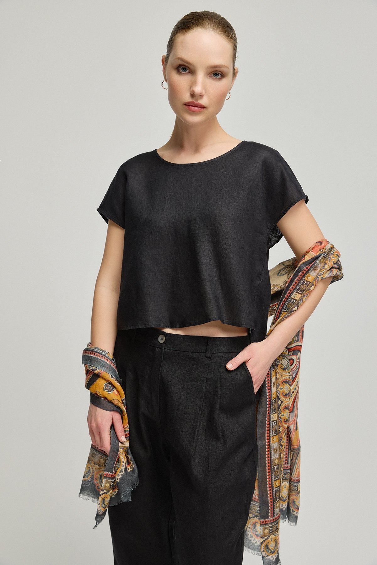 Siyah Keten Kate Yuvarlak Yaka Kısa Kollu Bluz
