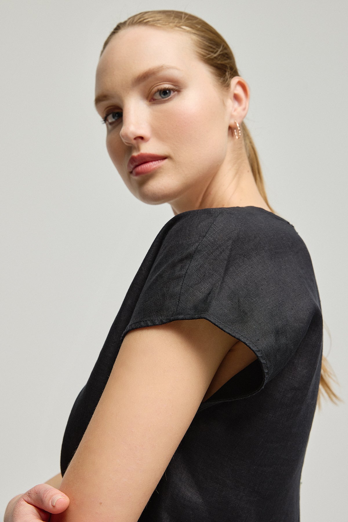 Siyah Keten Kate Yuvarlak Yaka Kısa Kollu Bluz