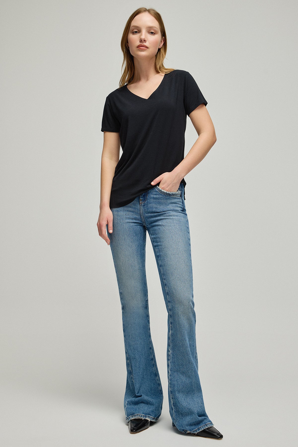 Siyah Modal Tracy V Yaka Kadın Tişört