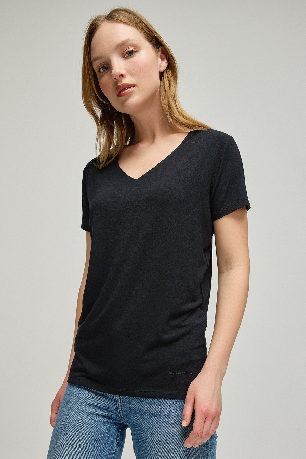 Siyah Modal Tracy V Yaka Kadın Tişört