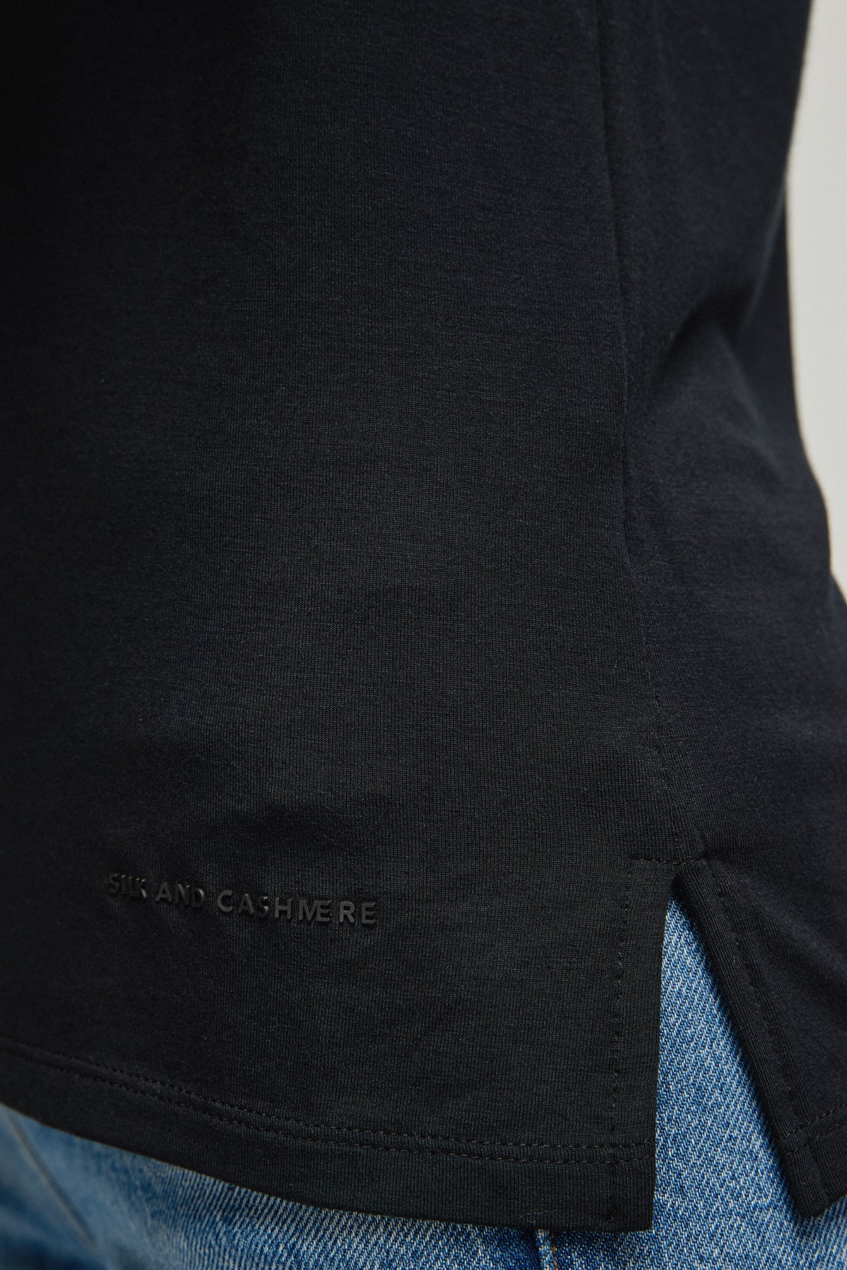 Siyah Modal Tracy V Yaka Kadın Tişört