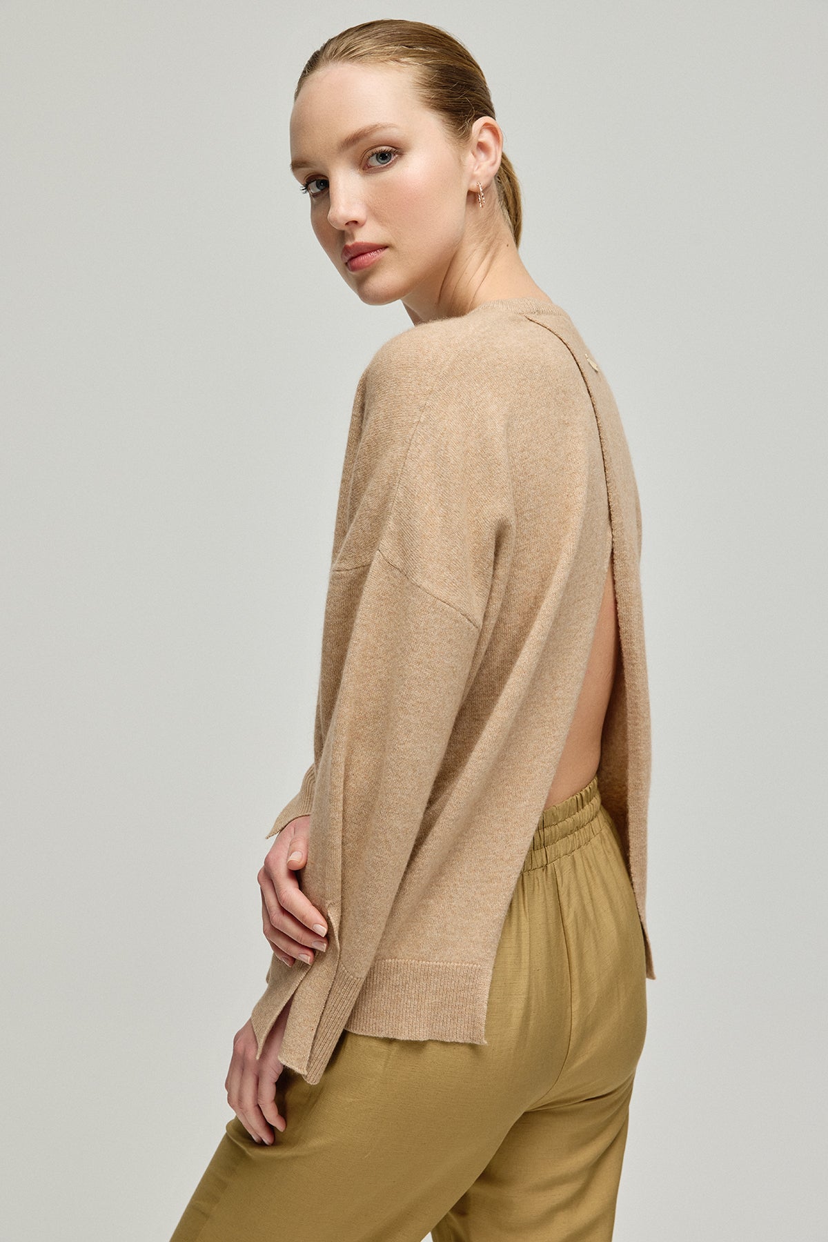 Kum Beji Kaşmir Yün Romy Bisiklet Yaka Sırt Dekolte Detaylı Kadın Kazak