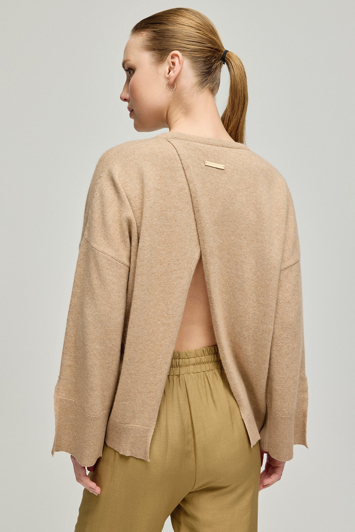 Kum Beji Kaşmir Yün Romy Bisiklet Yaka Sırt Dekolte Detaylı Kadın Kazak