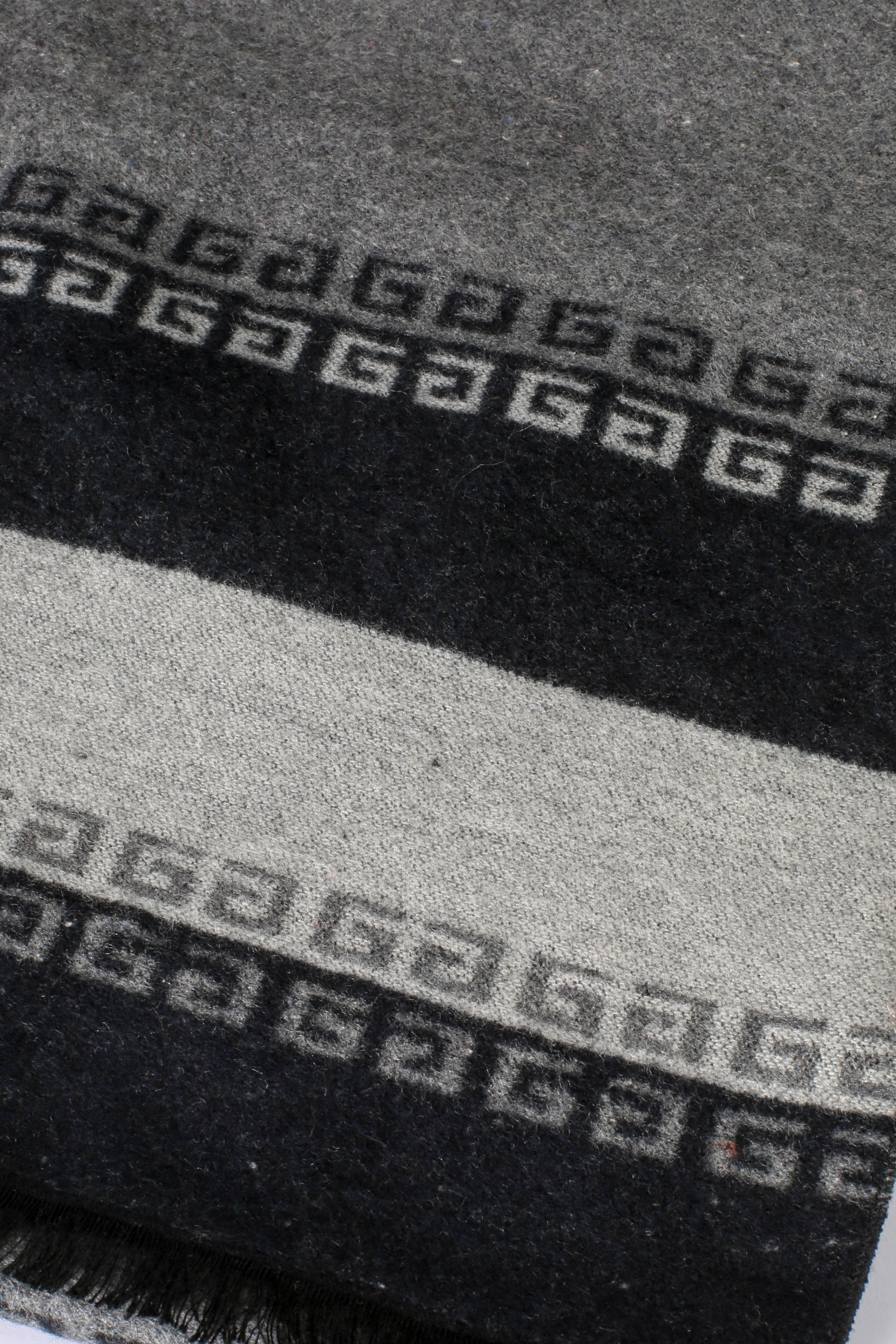 Gri Antrasit Saf İpek Lotus Desenli Atkı 30x177