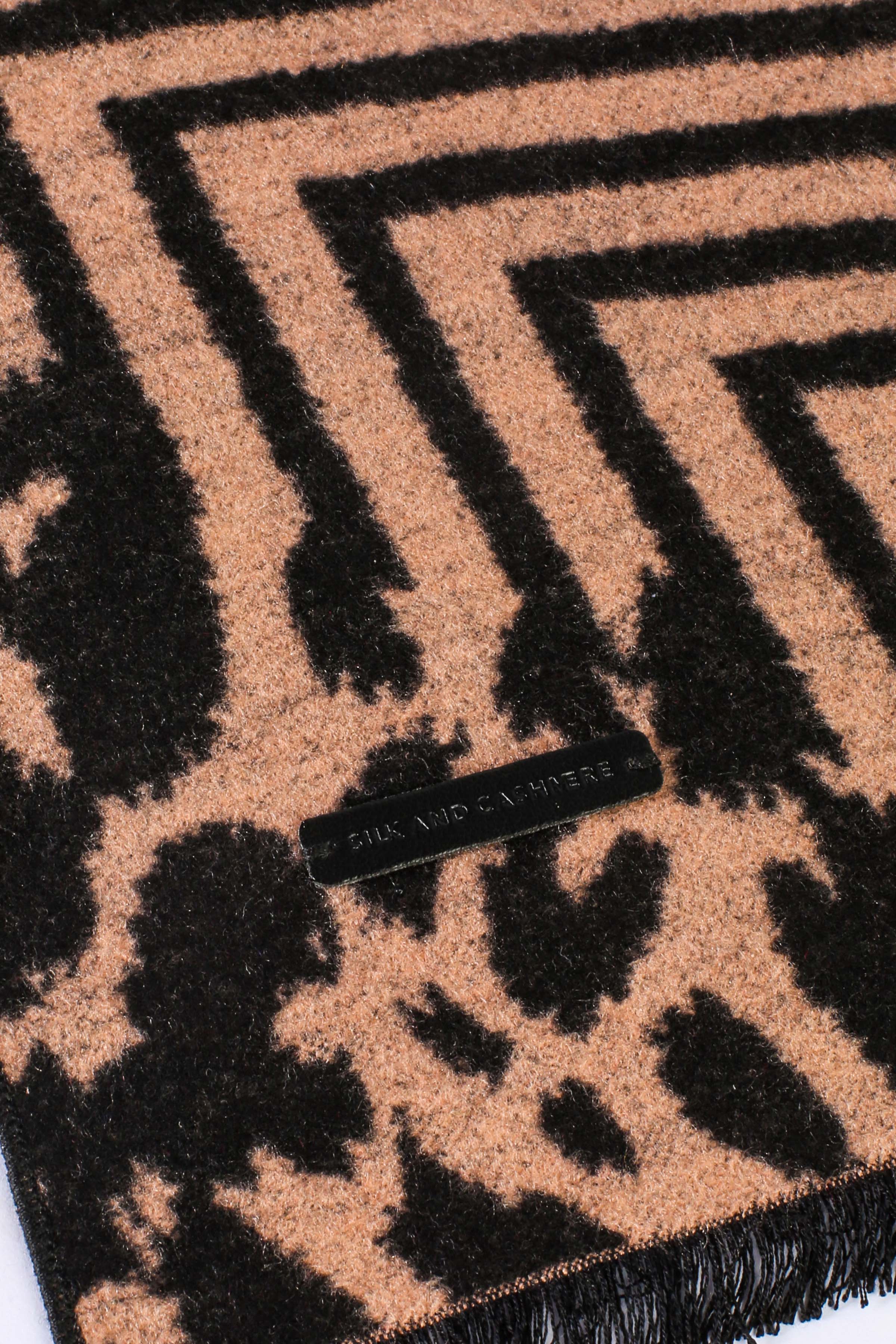 Siyah Bej Saf İpek Lotus Desenli Atkı 30x177