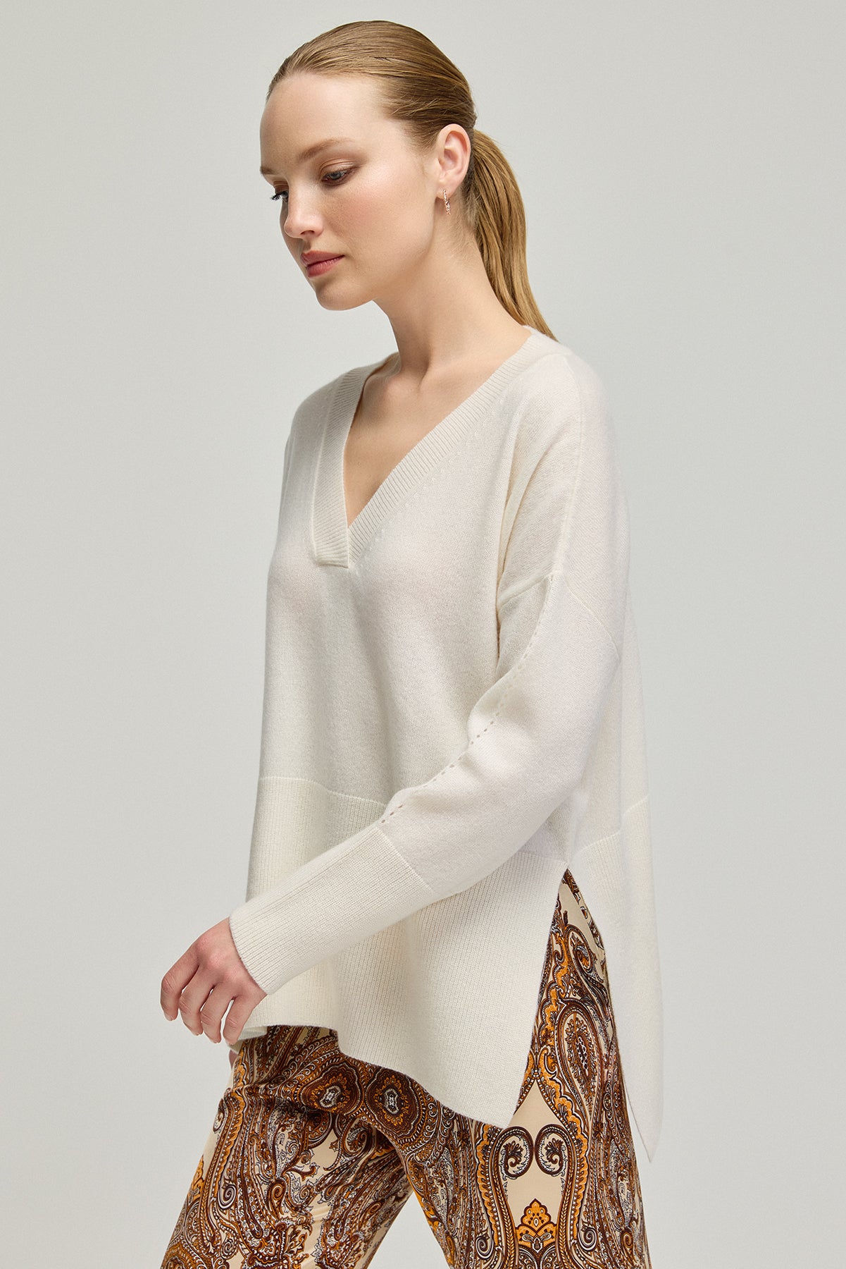 Beyaz Saf Kaşmir Isabella Derin V Yaka Kadın Kazak