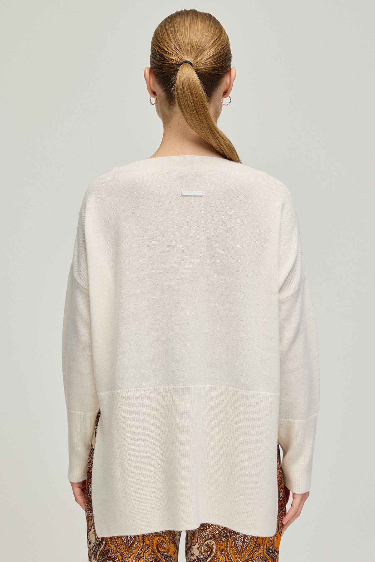 Beyaz Saf Kaşmir Isabella Derin V Yaka Kadın Kazak