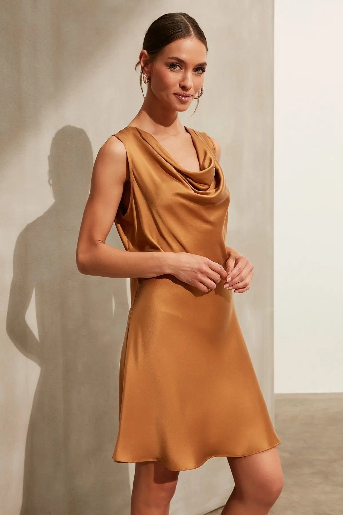 Altın Saf İpek Flow Degaje Yakalı Kısa Abiye Elbise Woman