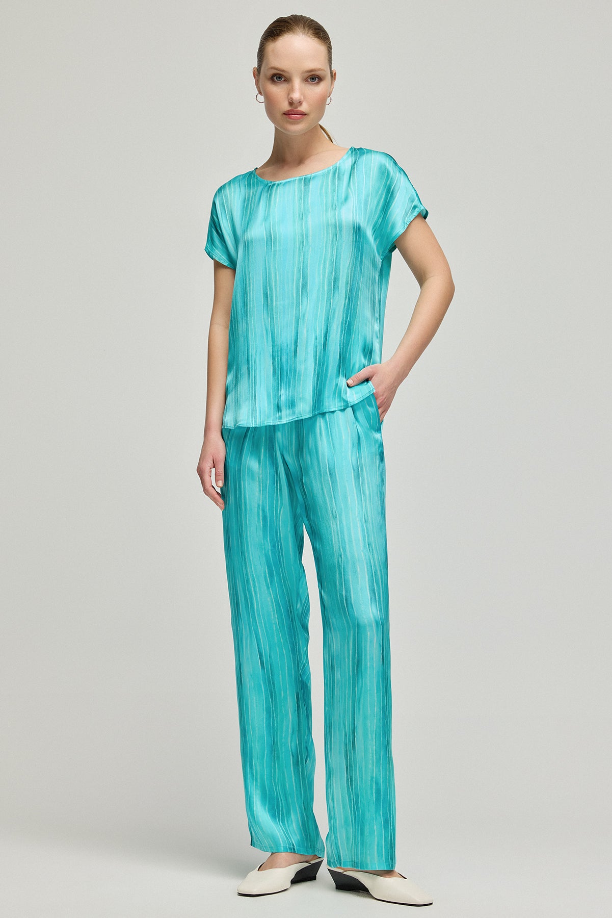 Aqua Nature İpek Desenli Yuvarlak Yaka Kısa Kollu Bluz