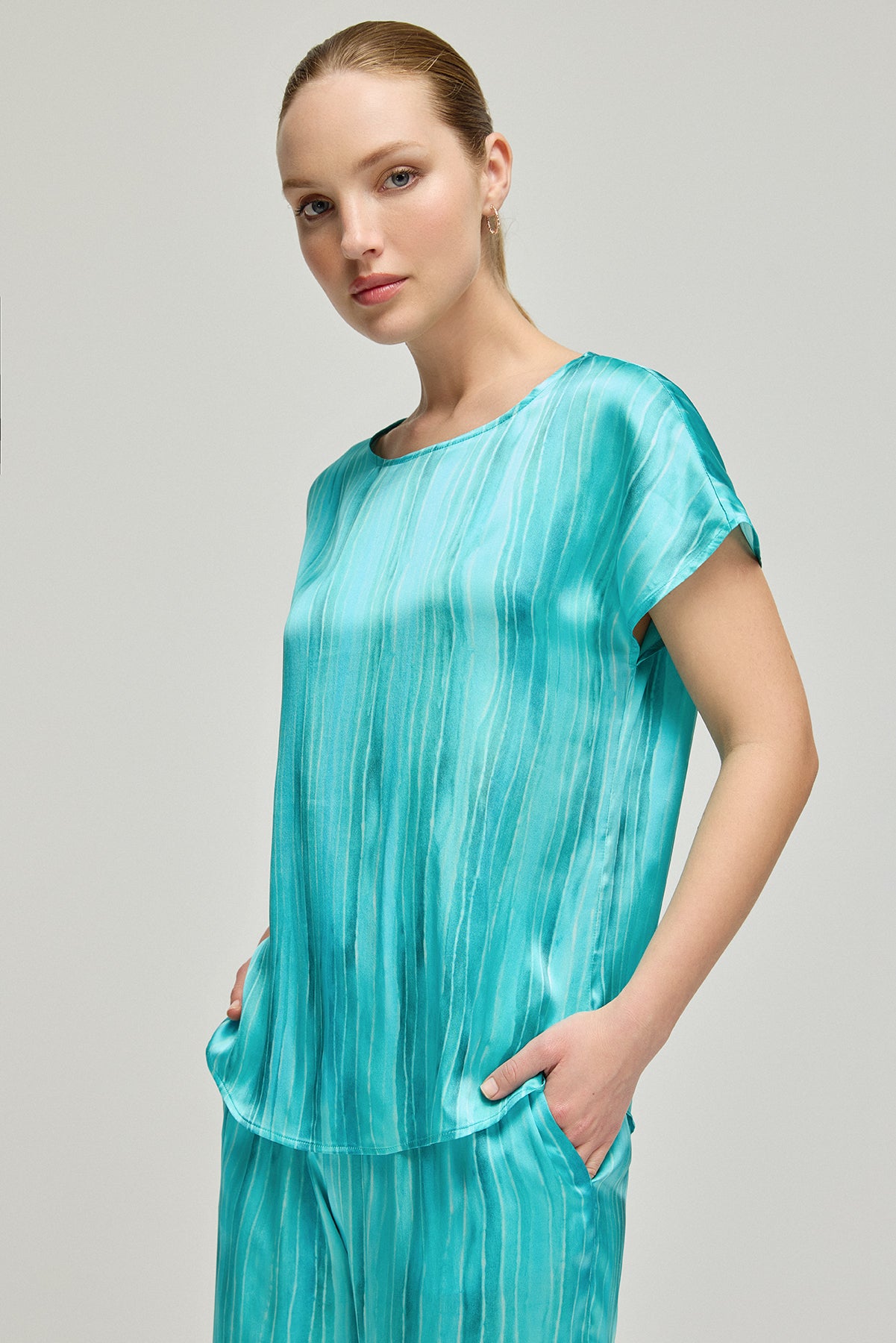 Aqua Nature İpek Desenli Yuvarlak Yaka Kısa Kollu Bluz