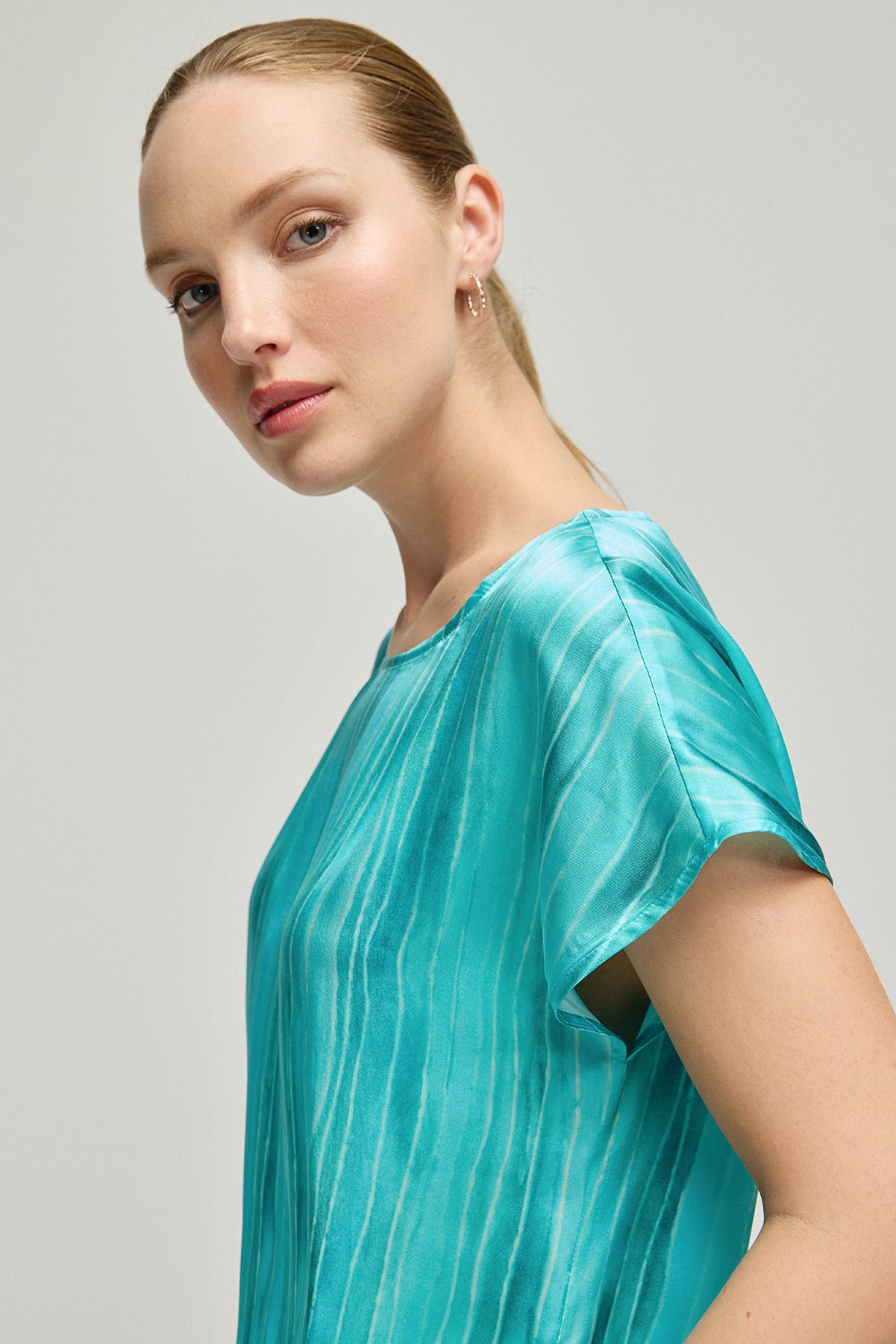 Aqua Nature İpek Desenli Yuvarlak Yaka Kısa Kollu Bluz