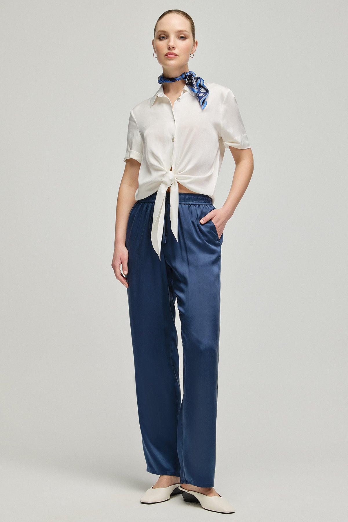 Beyaz Audrey Saf İpek Kısa Kollu Önden Bağlamalı Gömlek