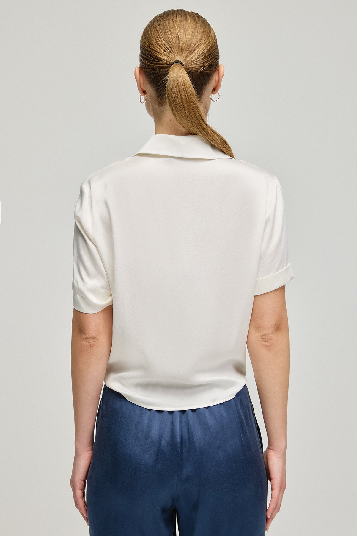 Beyaz Audrey Saf İpek Kısa Kollu Önden Bağlamalı Gömlek