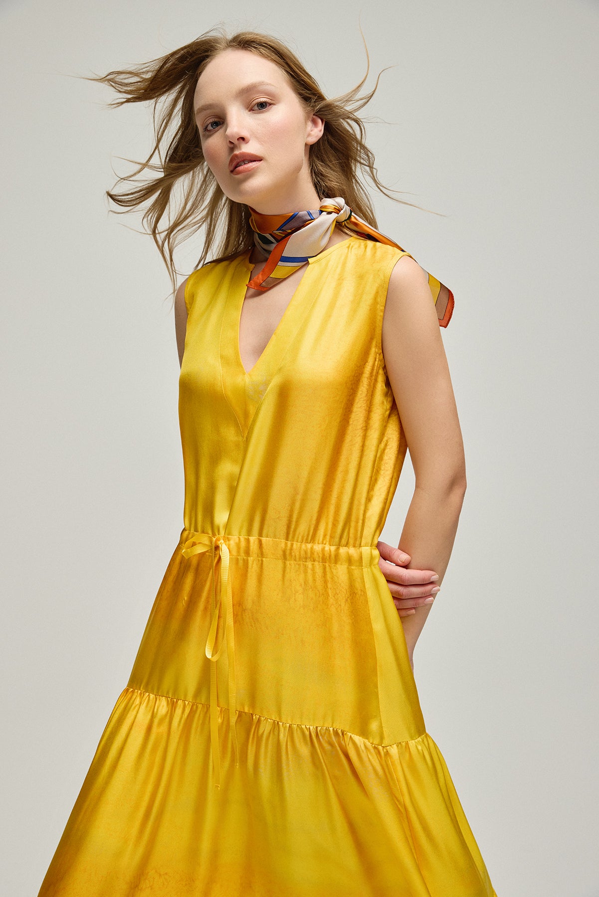 Sarı Nature Desenli  İpek Yuvarlak Yaka Kolsuz Elbise