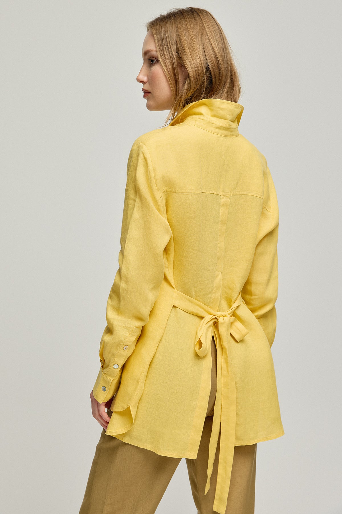 Sarı Keten Kate Uzun Kollu Arkadan Bağlamalı Gömlek