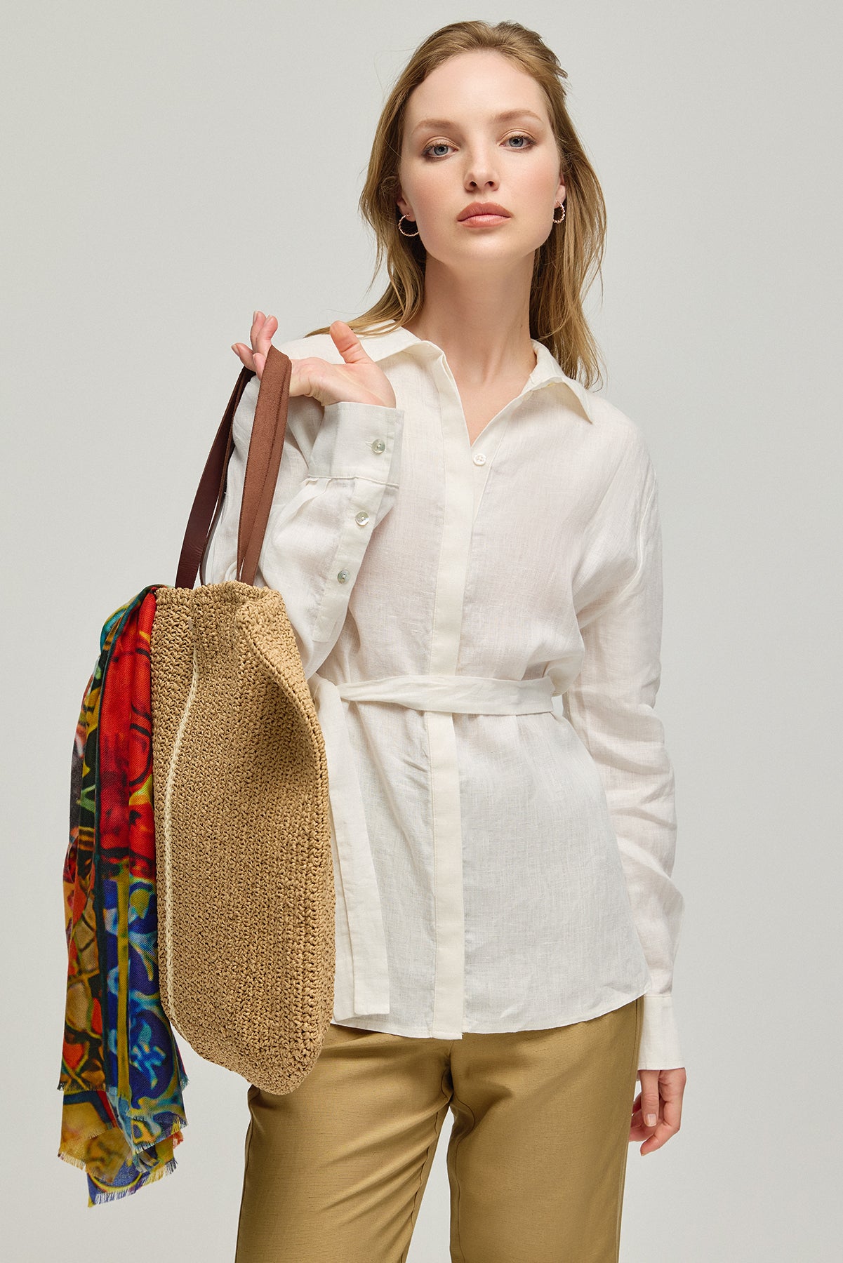 Beyaz Keten Kate Uzun Kollu Arkadan Bağlamalı Gömlek