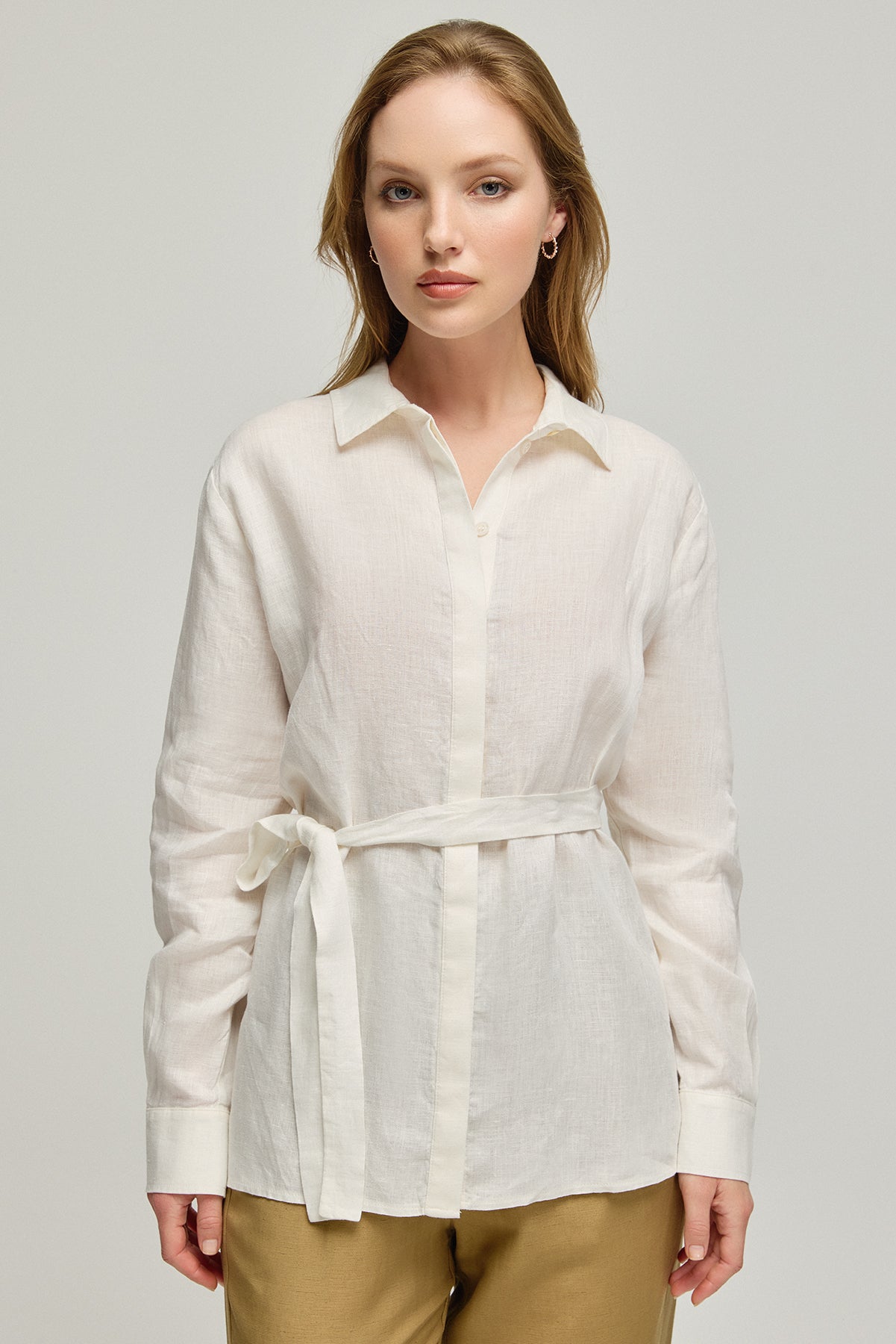 Beyaz Keten Kate Uzun Kollu Arkadan Bağlamalı Gömlek