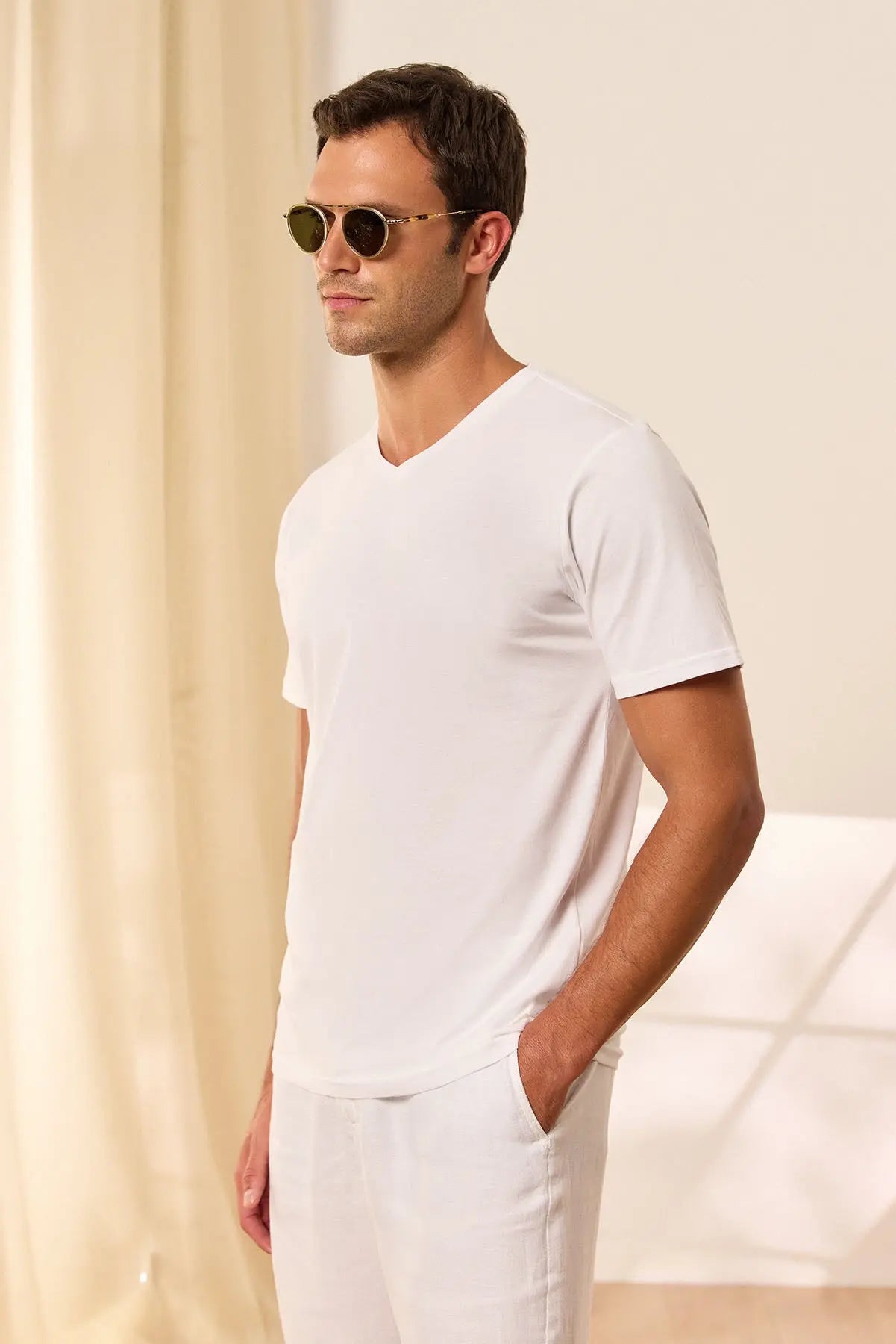 Beyaz & More V Yaka Kısa Kollu Erkek Tişört Silk and Cashmere