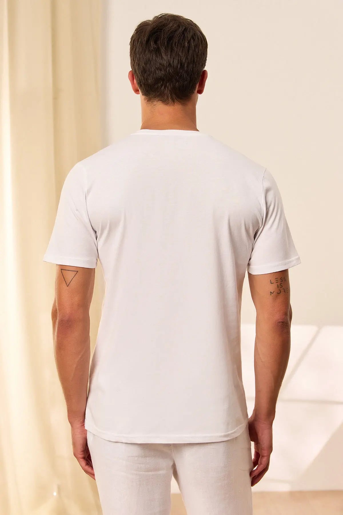 Beyaz & More V Yaka Kısa Kollu Erkek Tişört Silk and Cashmere