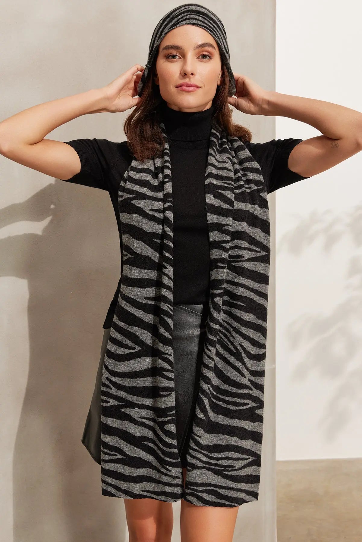 Gri Kaşmir Yün Zebra Baskılı Bere 24 x 25 cm Silk and Cashmere