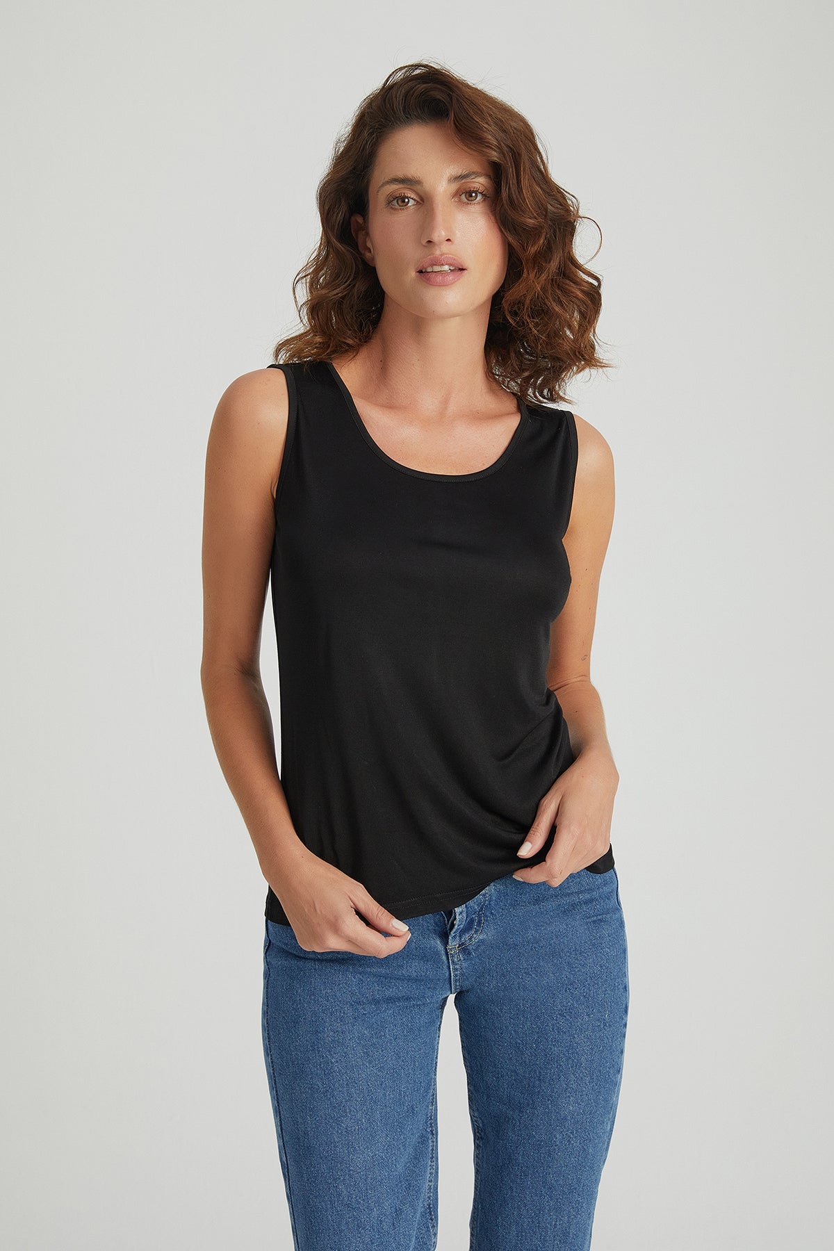 Siyah Marina İpekli Yuvarlak Yaka Kolsuz T-Shirt