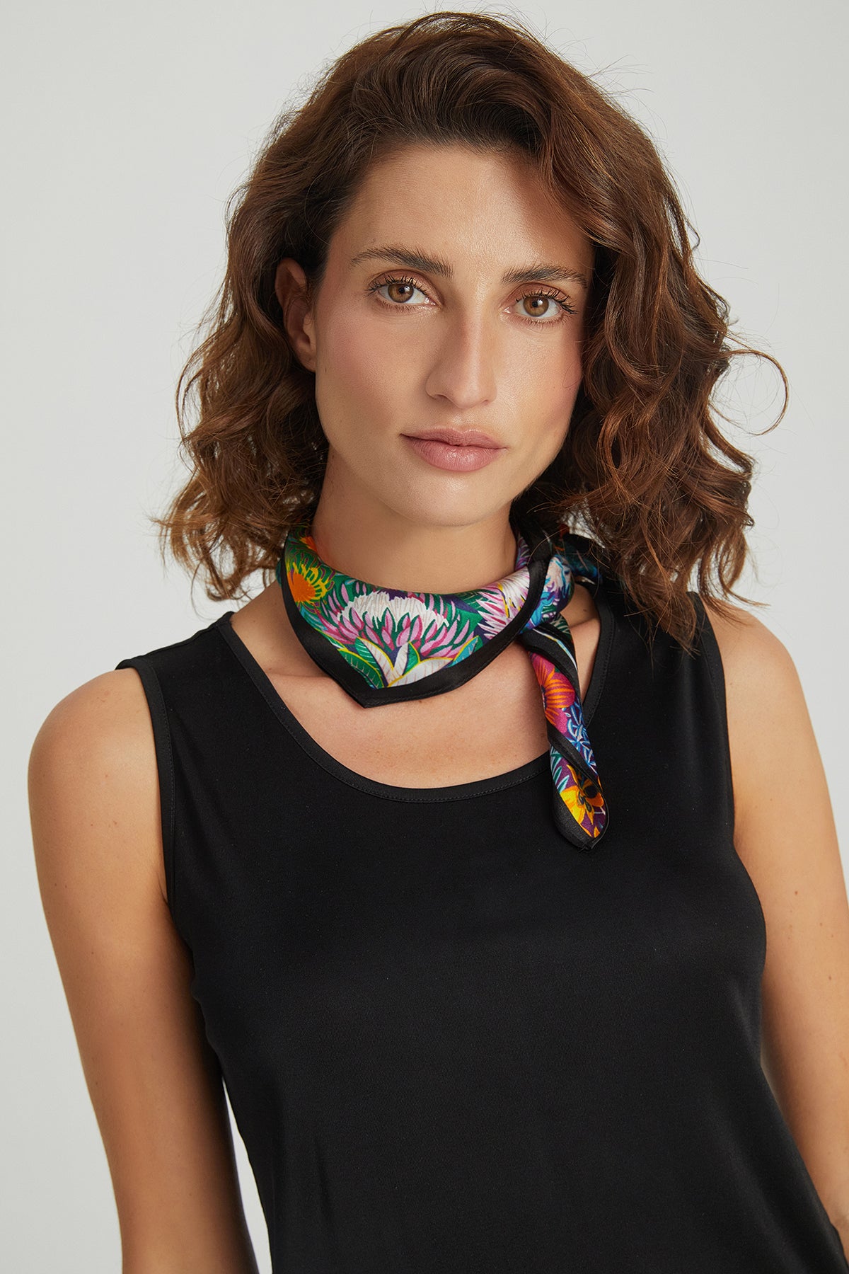 Siyah Marina İpekli Yuvarlak Yaka Kolsuz T-Shirt