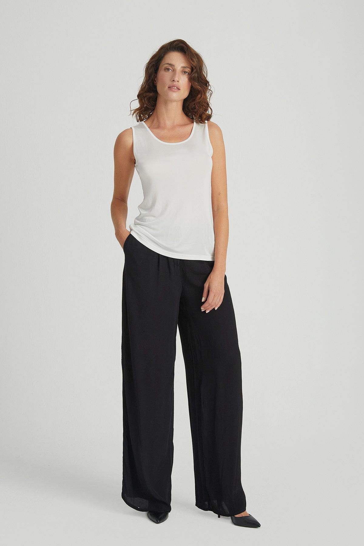 Beyaz Marina İpekli Yuvarlak Yaka Kolsuz T-Shirt