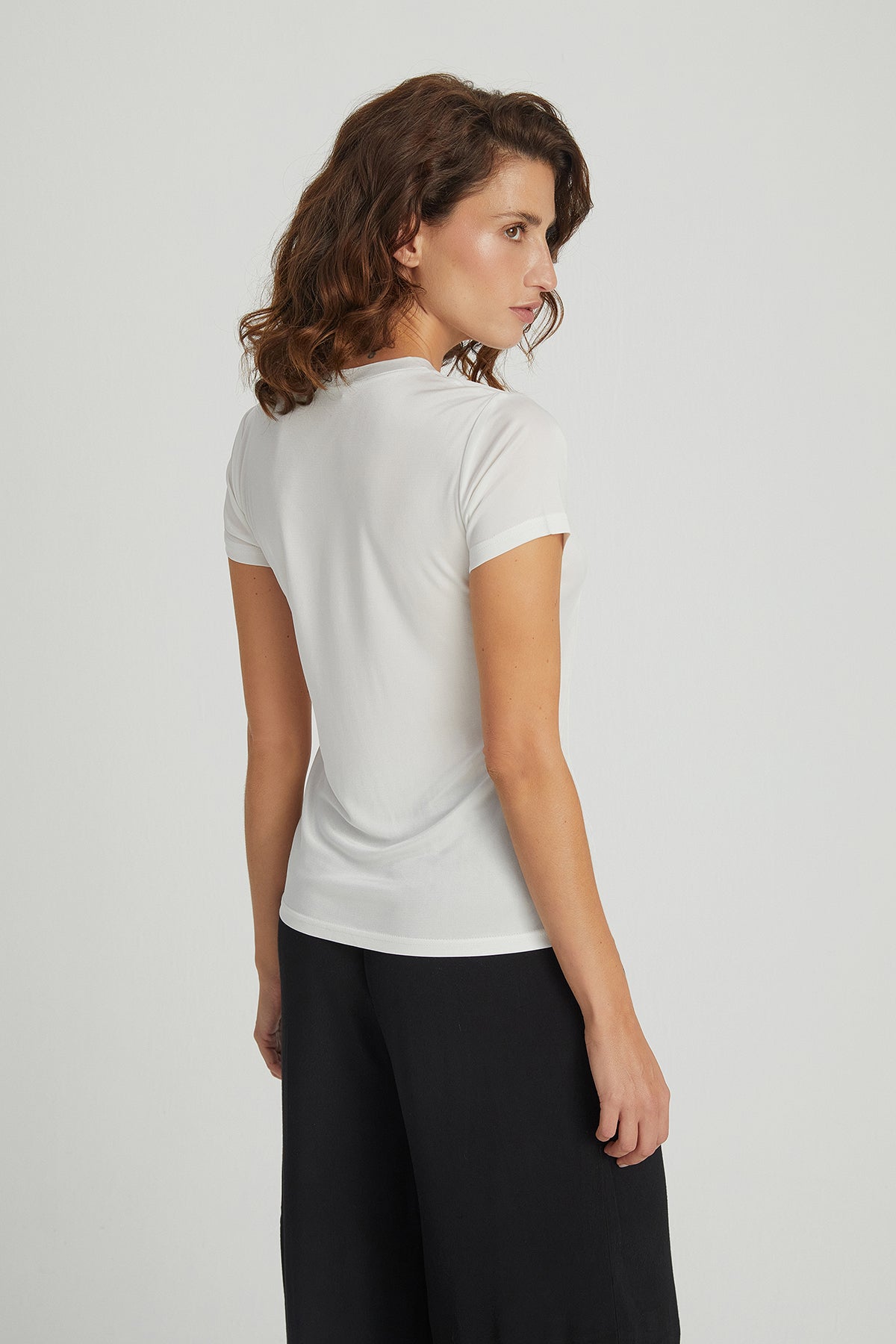 Beyaz Marina İpekli V Yaka  Kısa Kollu T-Shirt
