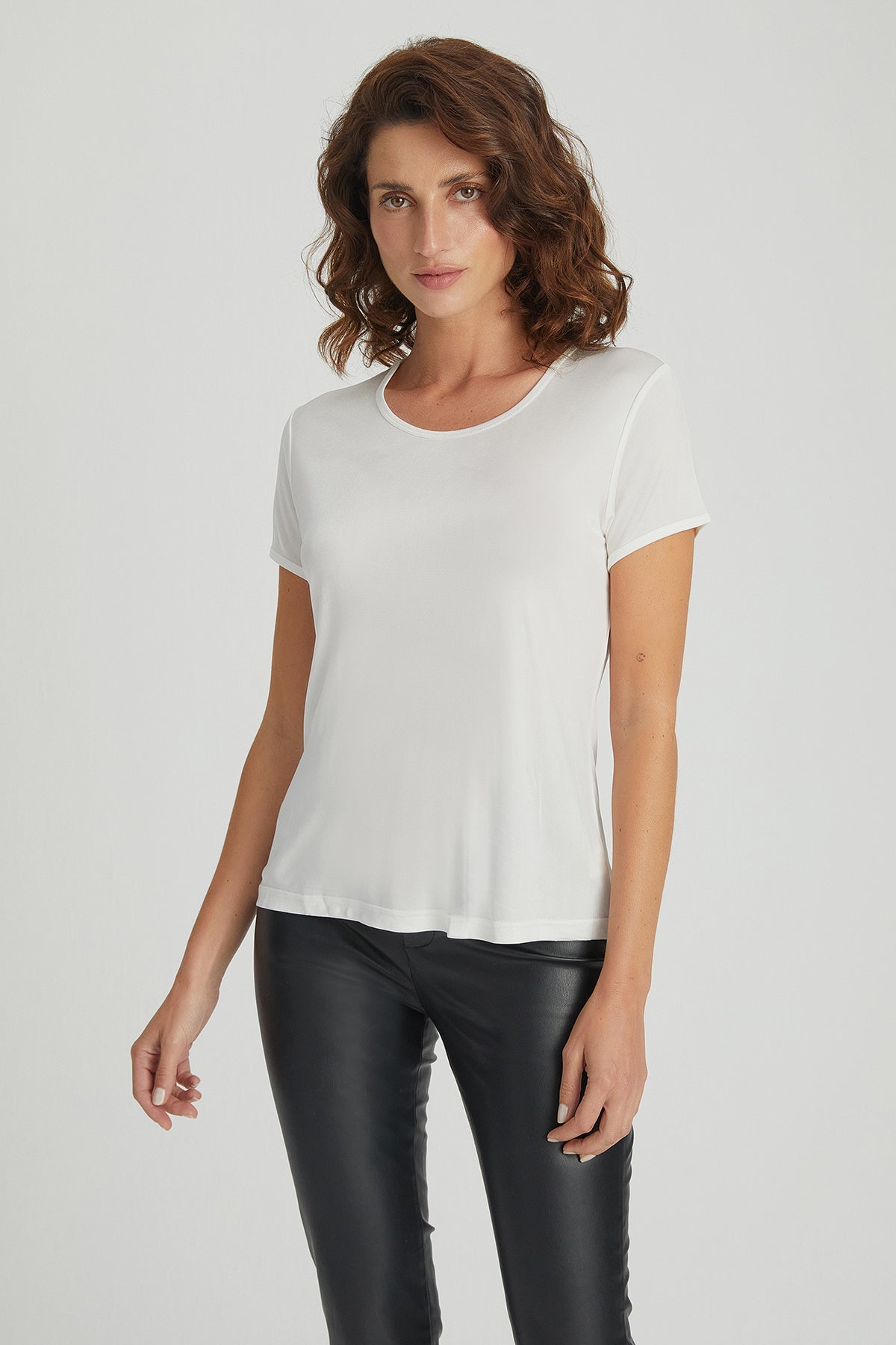 Beyaz Marina İpekli Yuvarlak Yaka Kısa Kollu T-Shirt