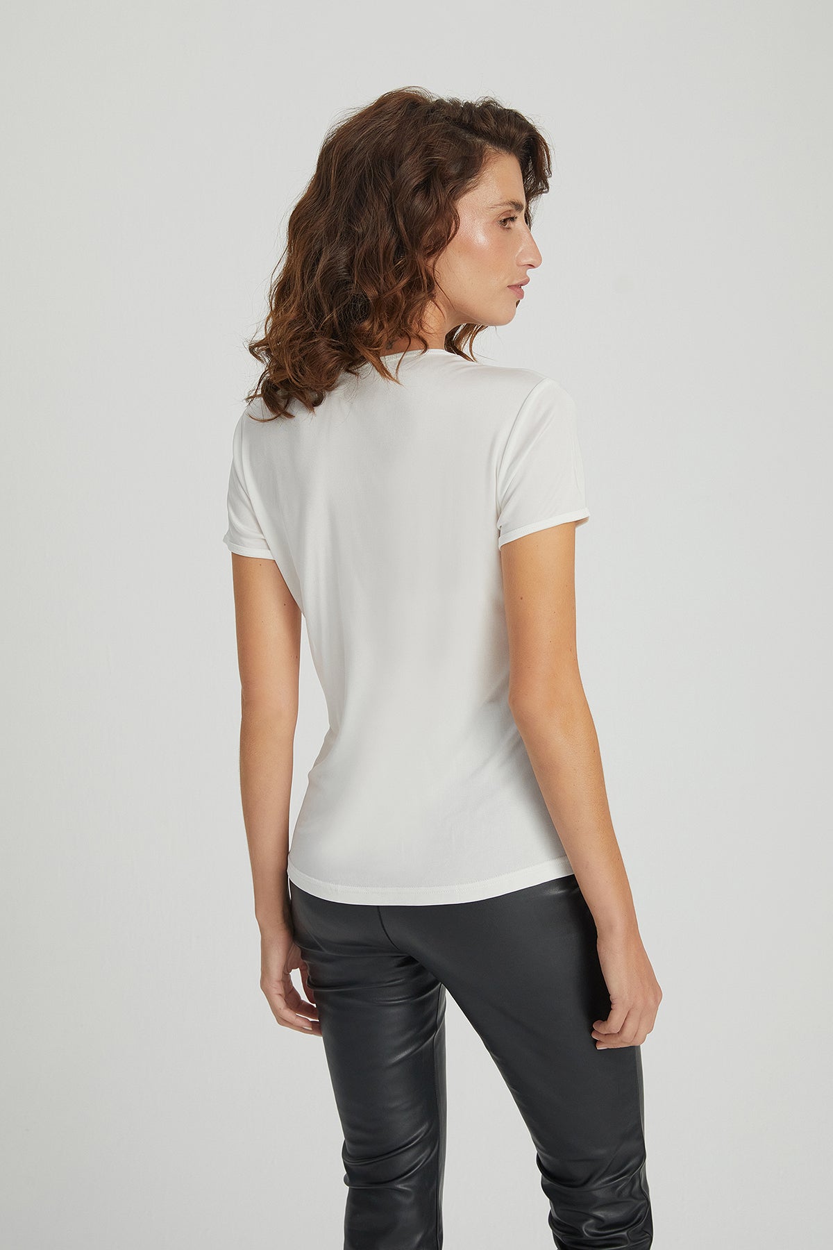 Beyaz Marina İpekli Yuvarlak Yaka Kısa Kollu T-Shirt
