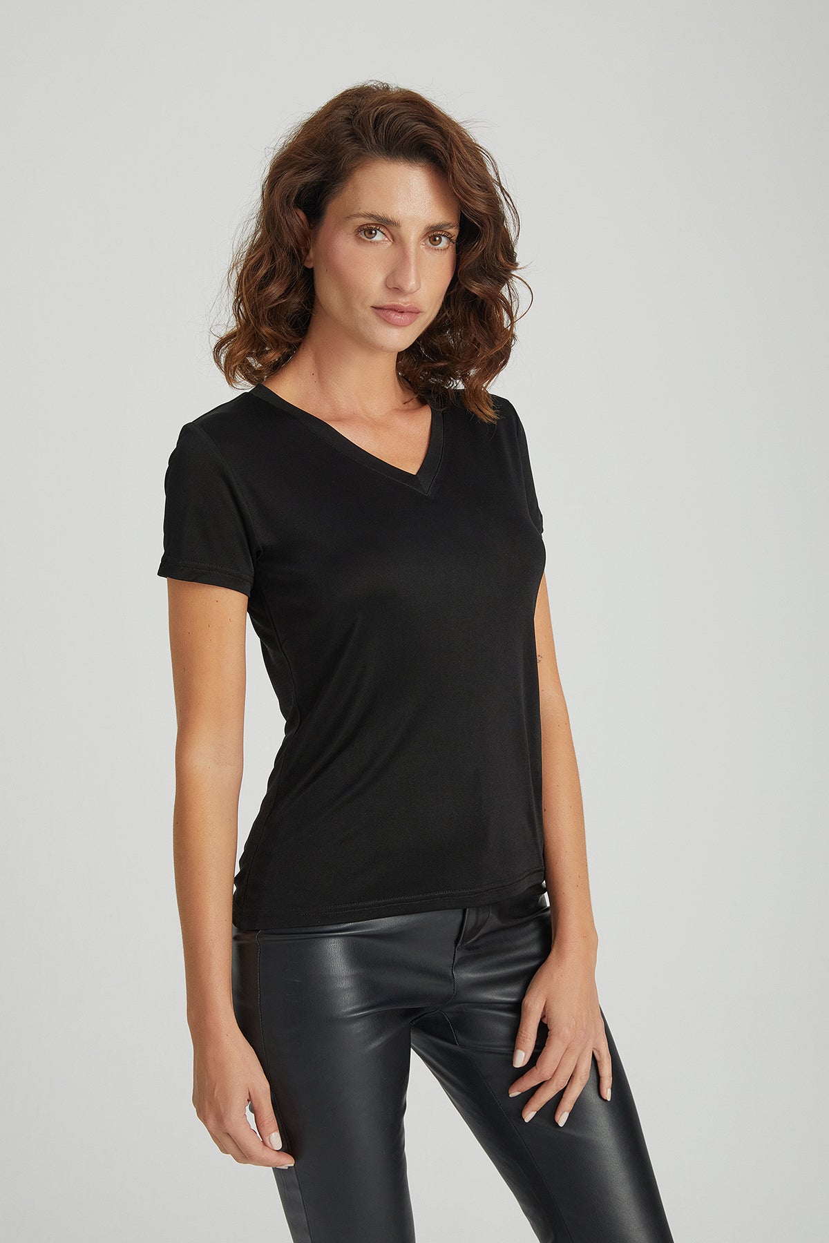 Siyah Marina İpekli V Yaka  Kısa Kollu T-Shirt