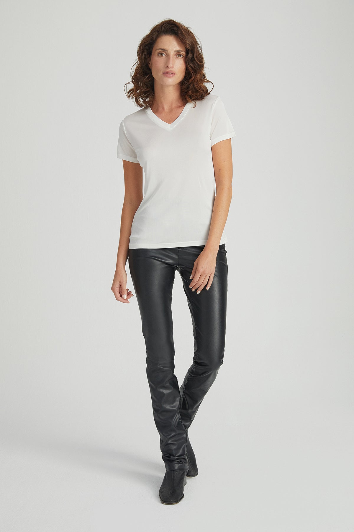 Beyaz Marina İpekli V Yaka  Kısa Kollu T-Shirt