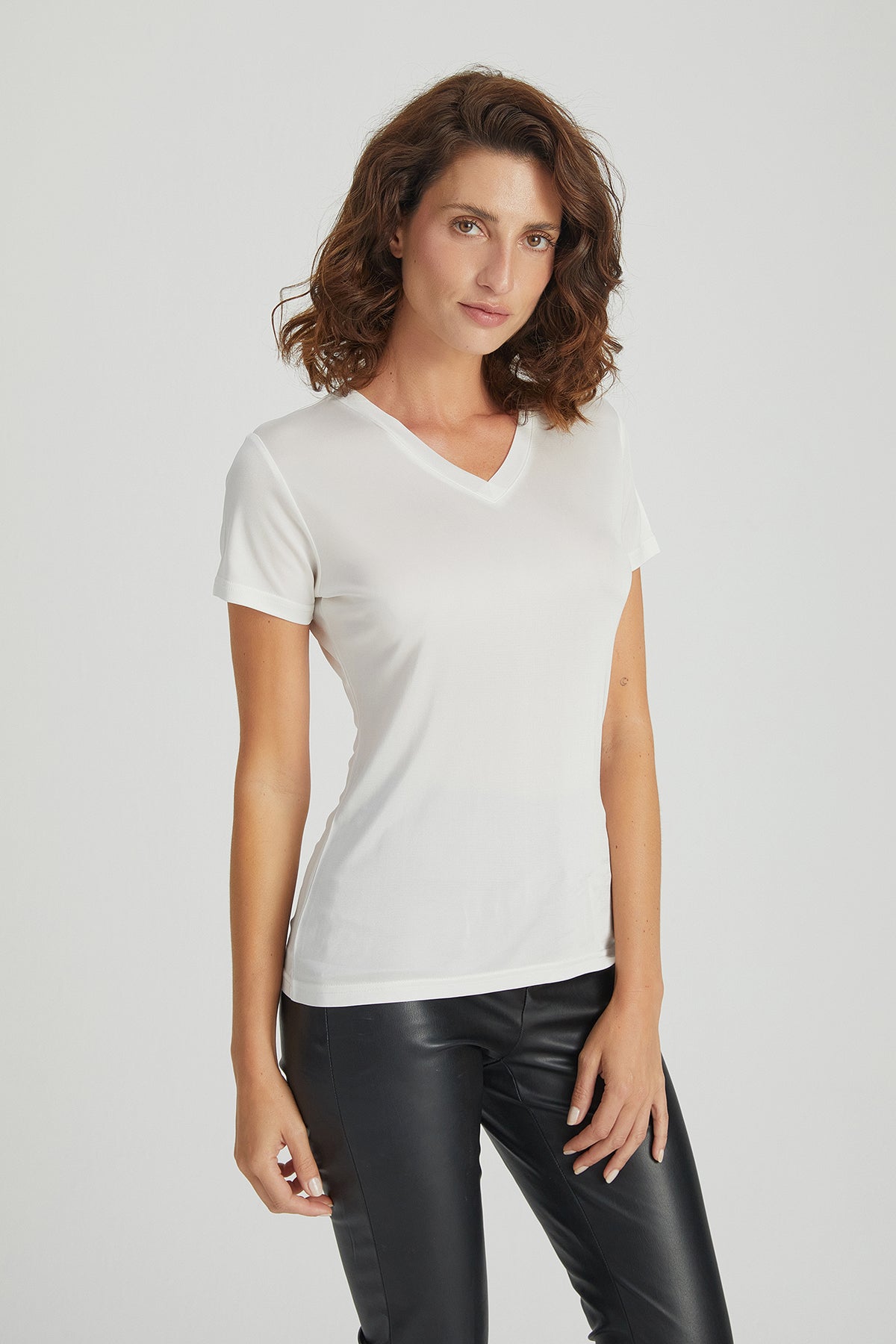 Beyaz Marina İpekli V Yaka  Kısa Kollu T-Shirt