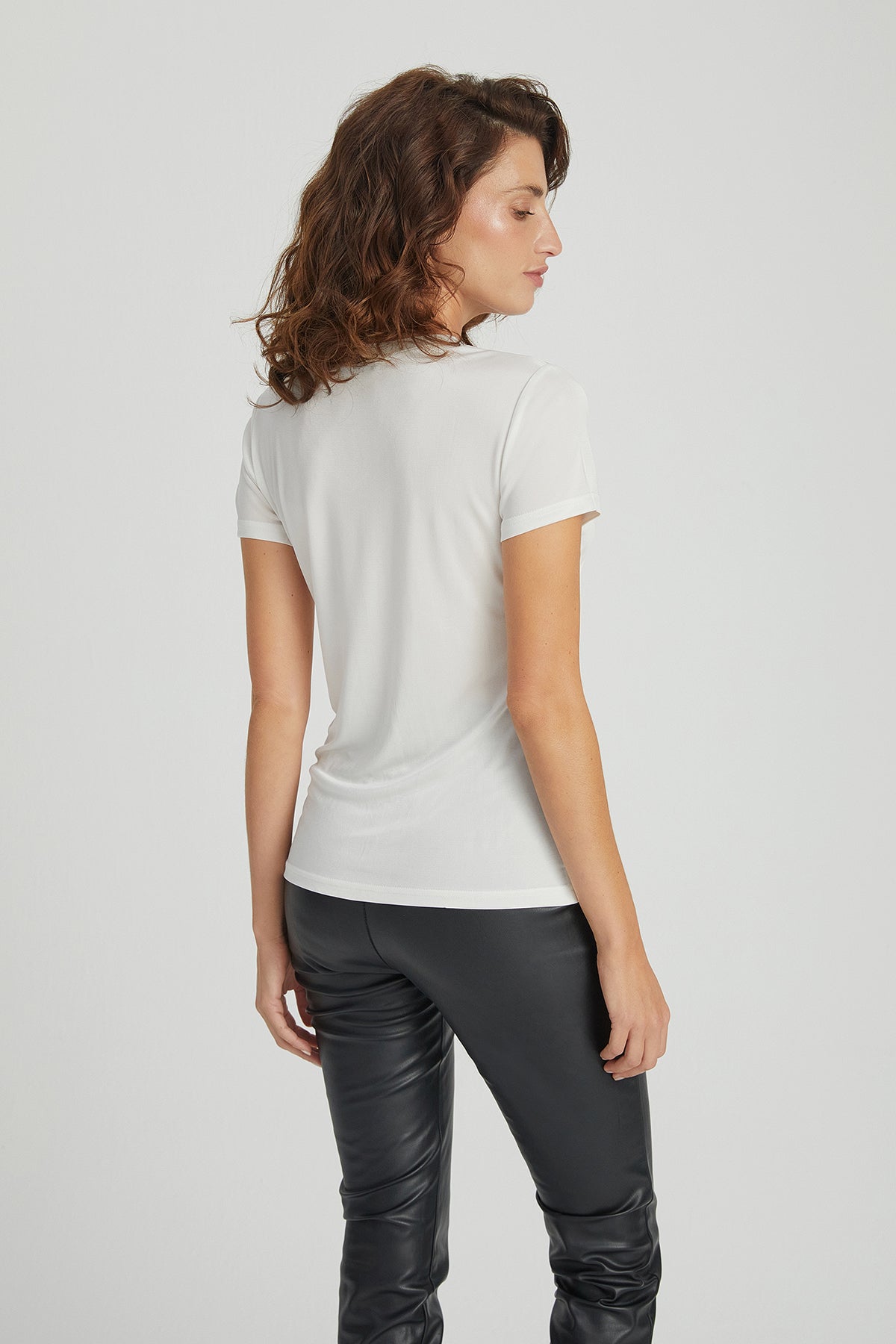 Beyaz Marina İpekli V Yaka  Kısa Kollu T-Shirt