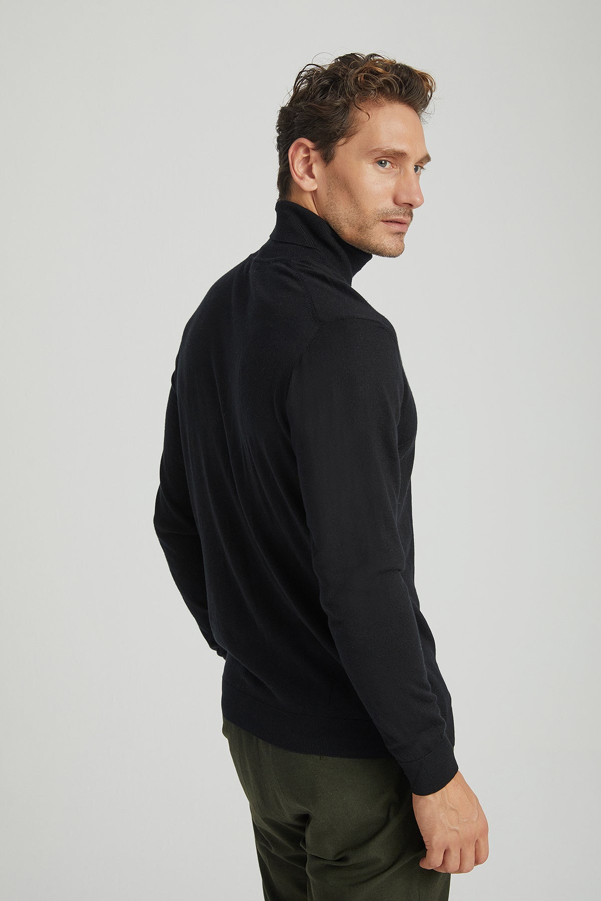 Siyah İpek ve Kaşmir Balıkçı Yaka Uzun Kollu Utku Erkek Triko