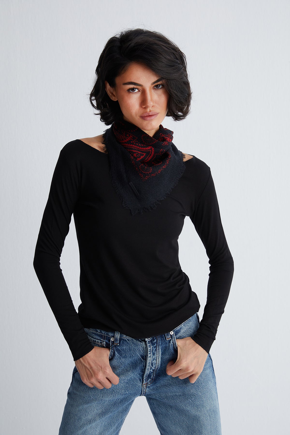 Siyah Jas Desenli Kare Şal 70x70 cm