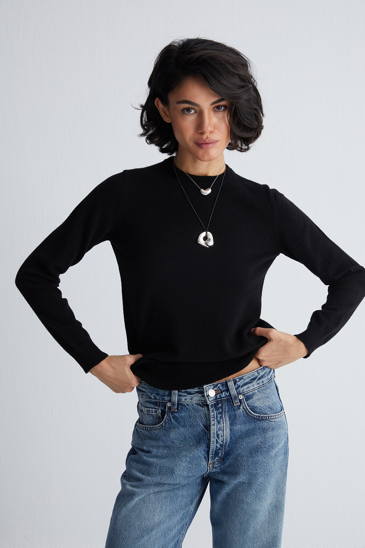 Siyah Lilly Saf Kaşmir Yuvarlak Yaka Kazak