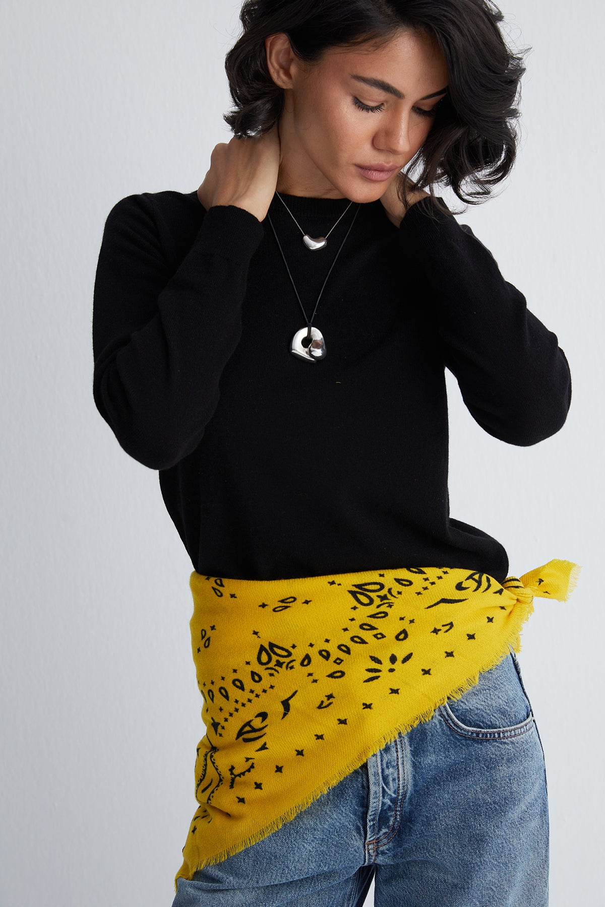 Siyah Lilly Saf Kaşmir Yuvarlak Yaka Kazak