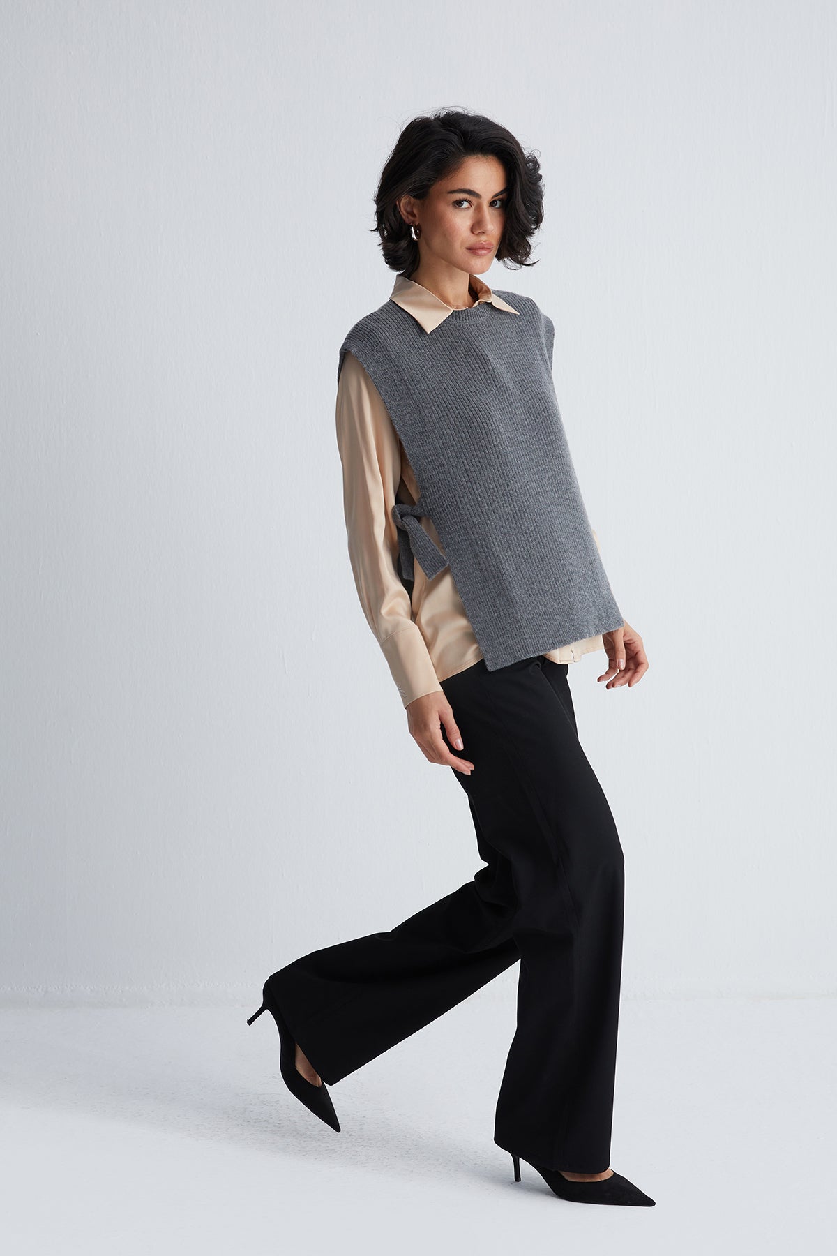 Gri Laura Yuvarlak Yaka Yelek