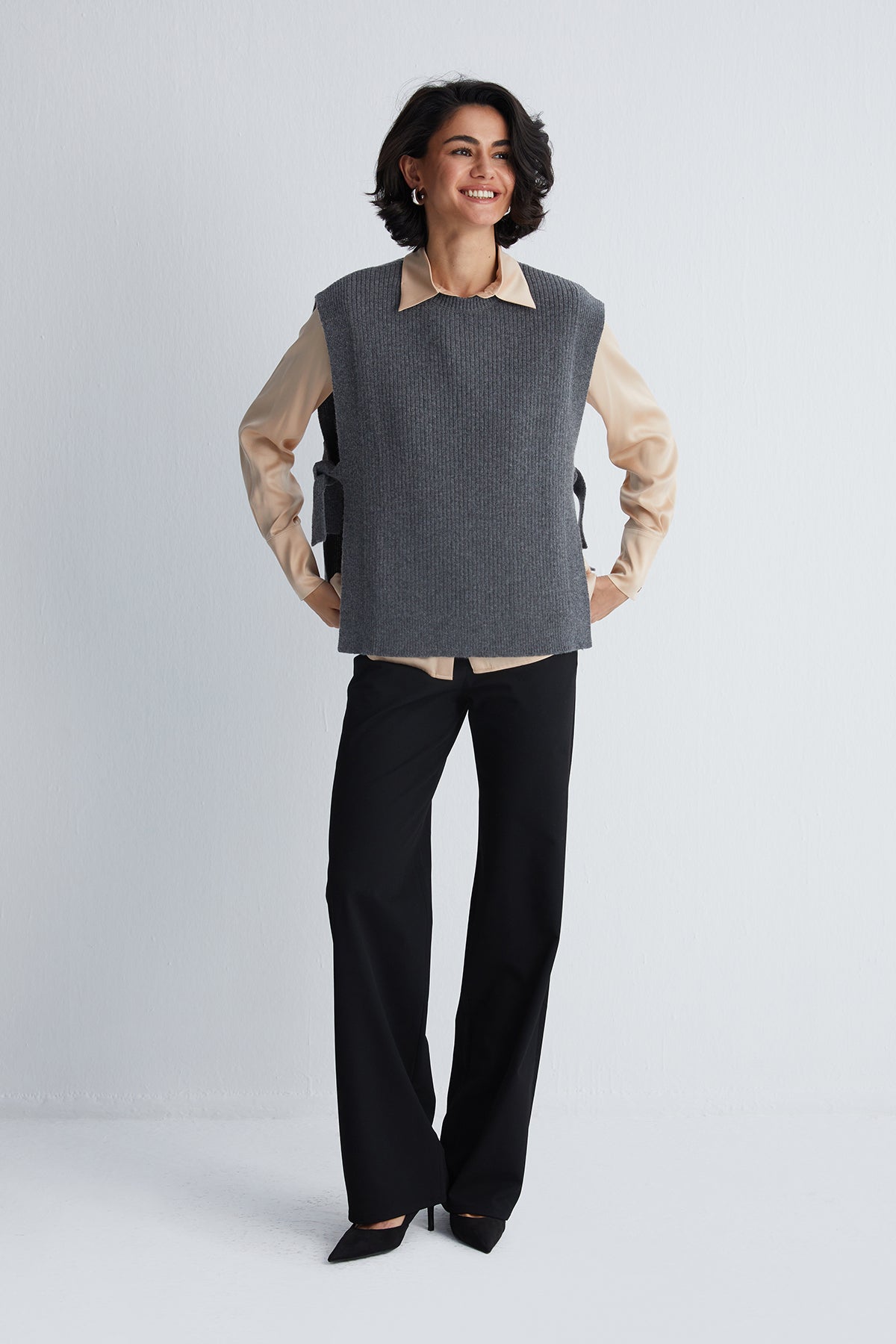 Gri Laura Yuvarlak Yaka Yelek