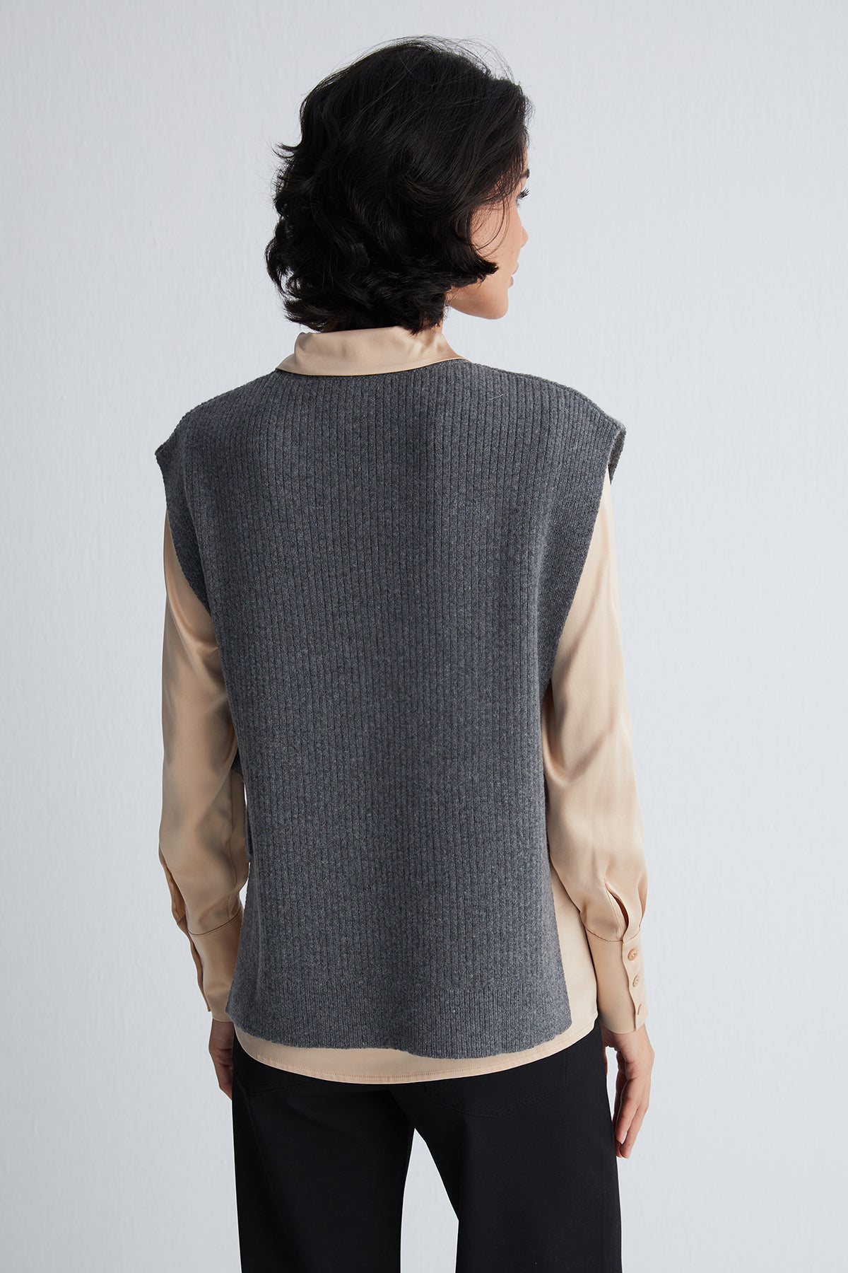 Gri Laura Yuvarlak Yaka Yelek