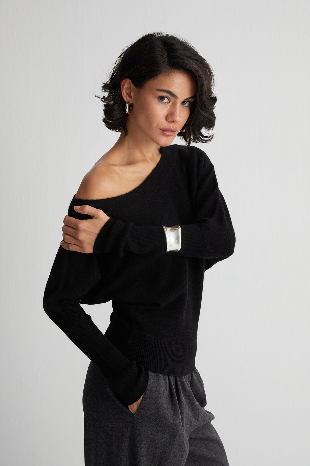 Siyah Vanessa Saf Kaşmir Tek Omuz Dekolte Kazak