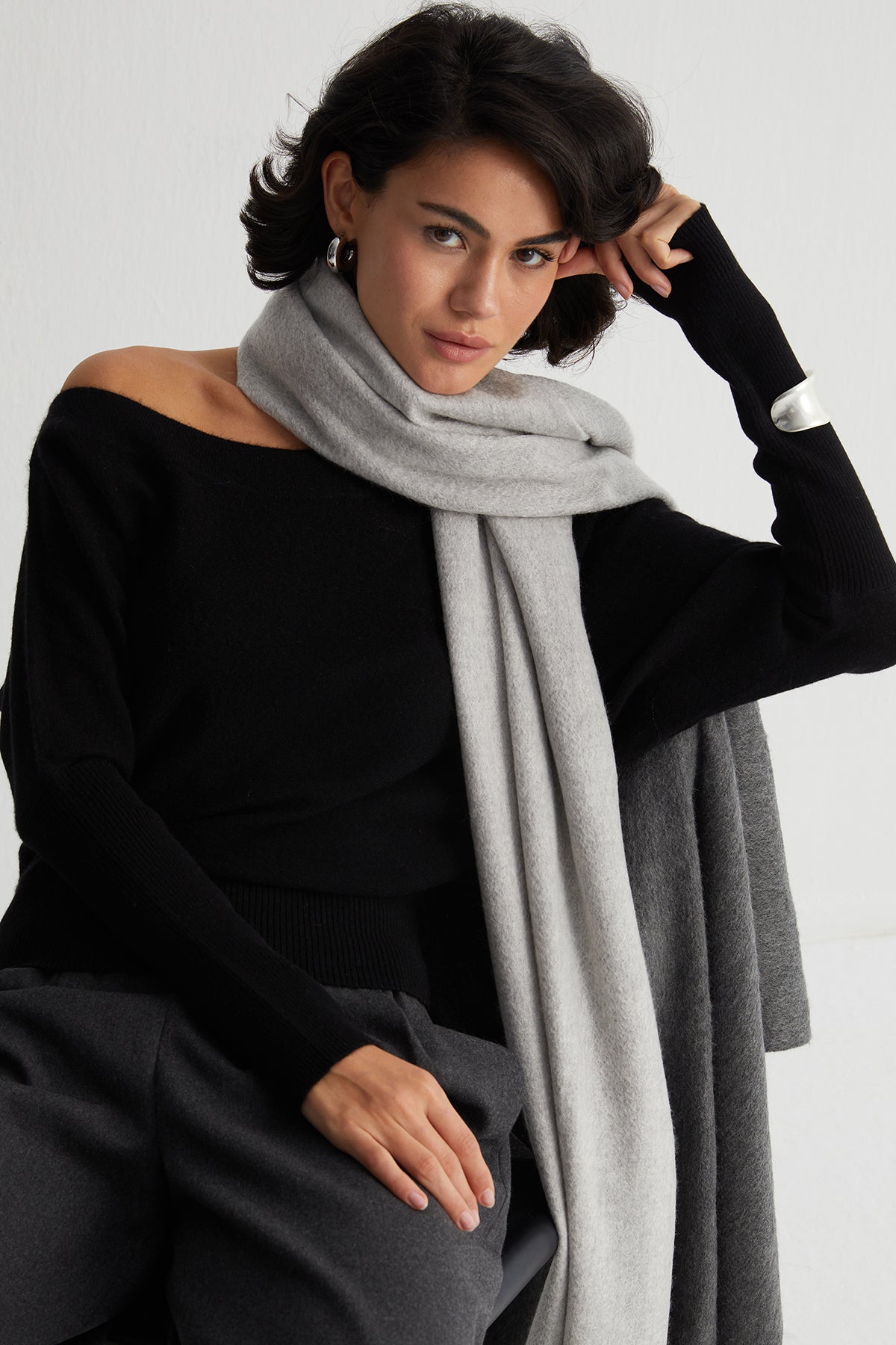 Siyah Vanessa Saf Kaşmir Tek Omuz Dekolte Kazak