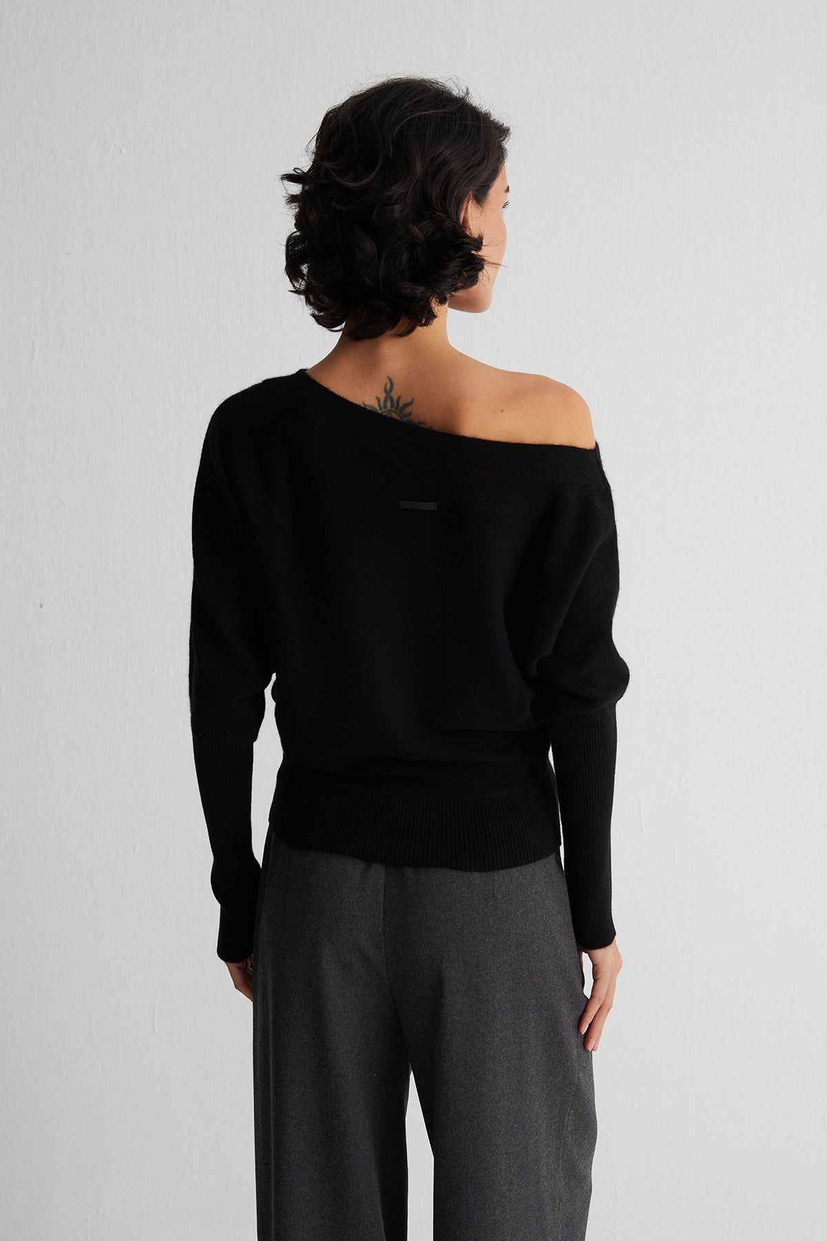 Siyah Vanessa Saf Kaşmir Tek Omuz Dekolte Kazak