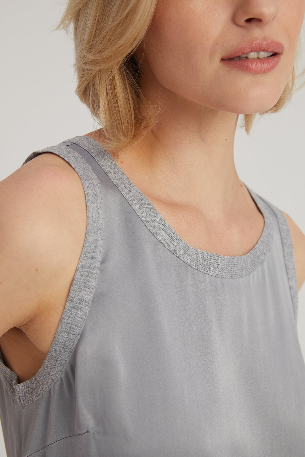 Gri Knit Border İpekli Yuvarlak Yaka Kolsuz Bluz