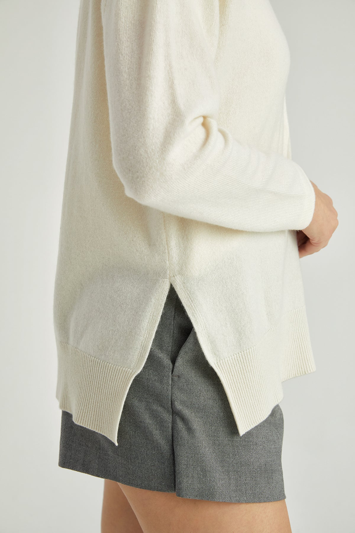 Ekru Lilly Saf Kaşmir V Yaka Hırka