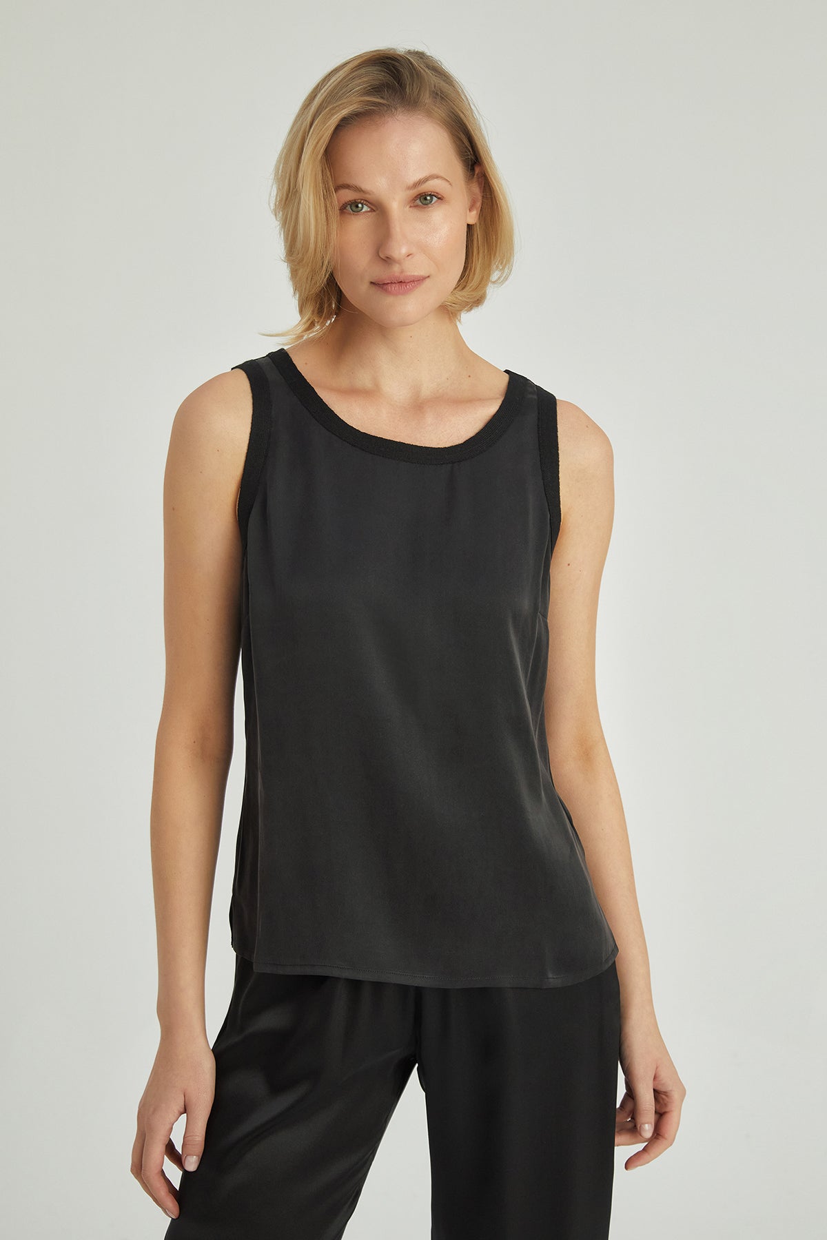 Siyah Knit Border İpekli Yuvarlak Yaka Kolsuz Bluz