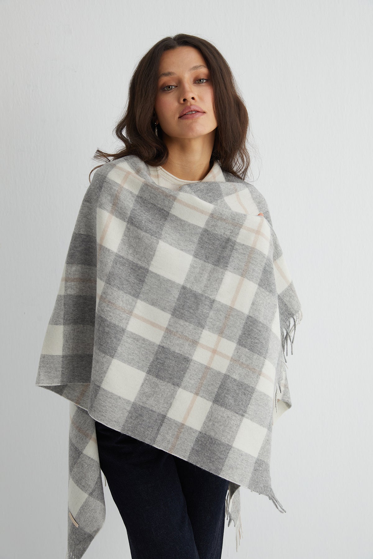 Gri Laura Saf Yün Panço